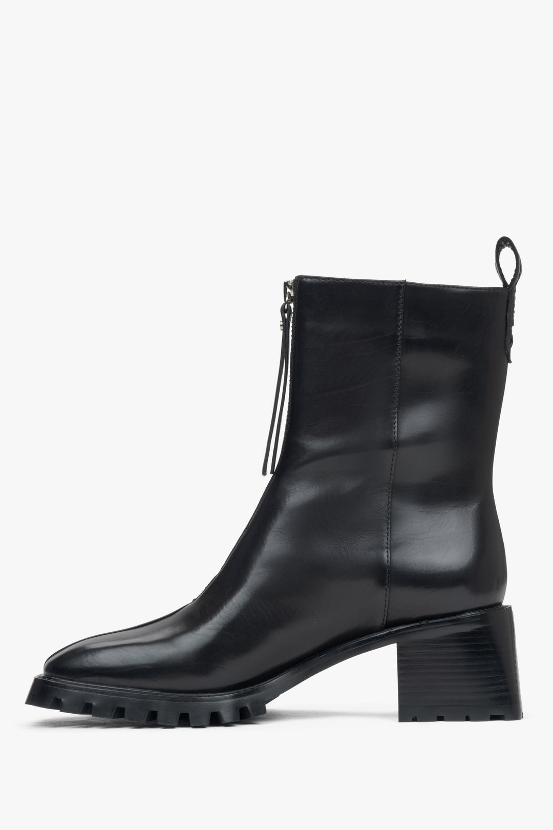 Stilvolle Damen-Stiefeletten in Schwarz aus echtem Leder mit niedrigem Absatz – Seitenansicht des Schuhs.