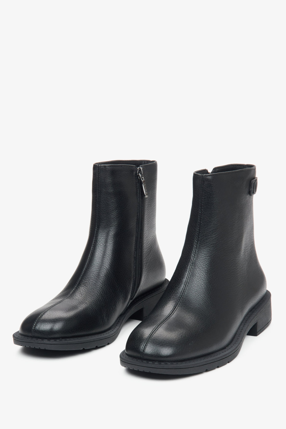 Schwarze Damen-Stiefeletten mit leichter Isolierung aus echtem Leder von Estro – Vorderansicht des Modells.