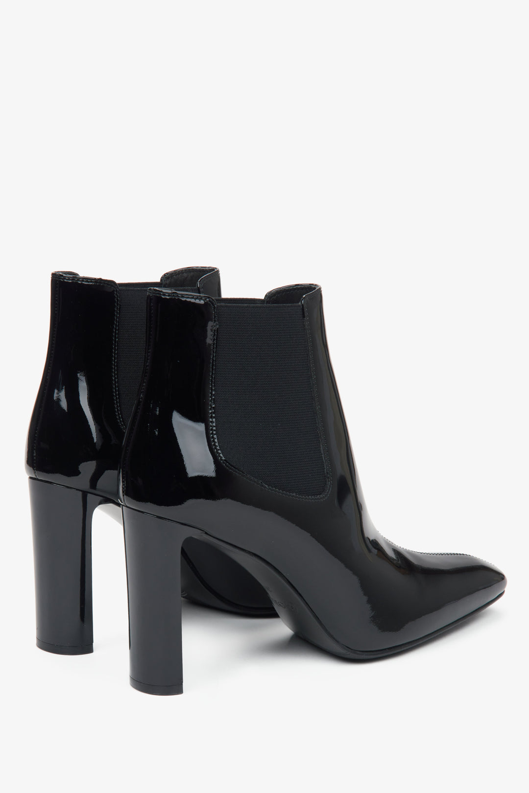 Schwarze Damen-Stiefeletten mit Blockabsatz aus echtem Lackleder von Estro – Nahaufnahme des Absatzes.