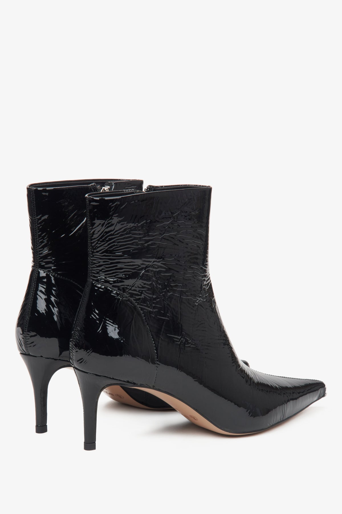 Damen-Lacklederstiefeletten in Schwarz aus echtem Leder von Estro – Nahaufnahme des Absatzes und der Seitenlinie des Schuhs.
