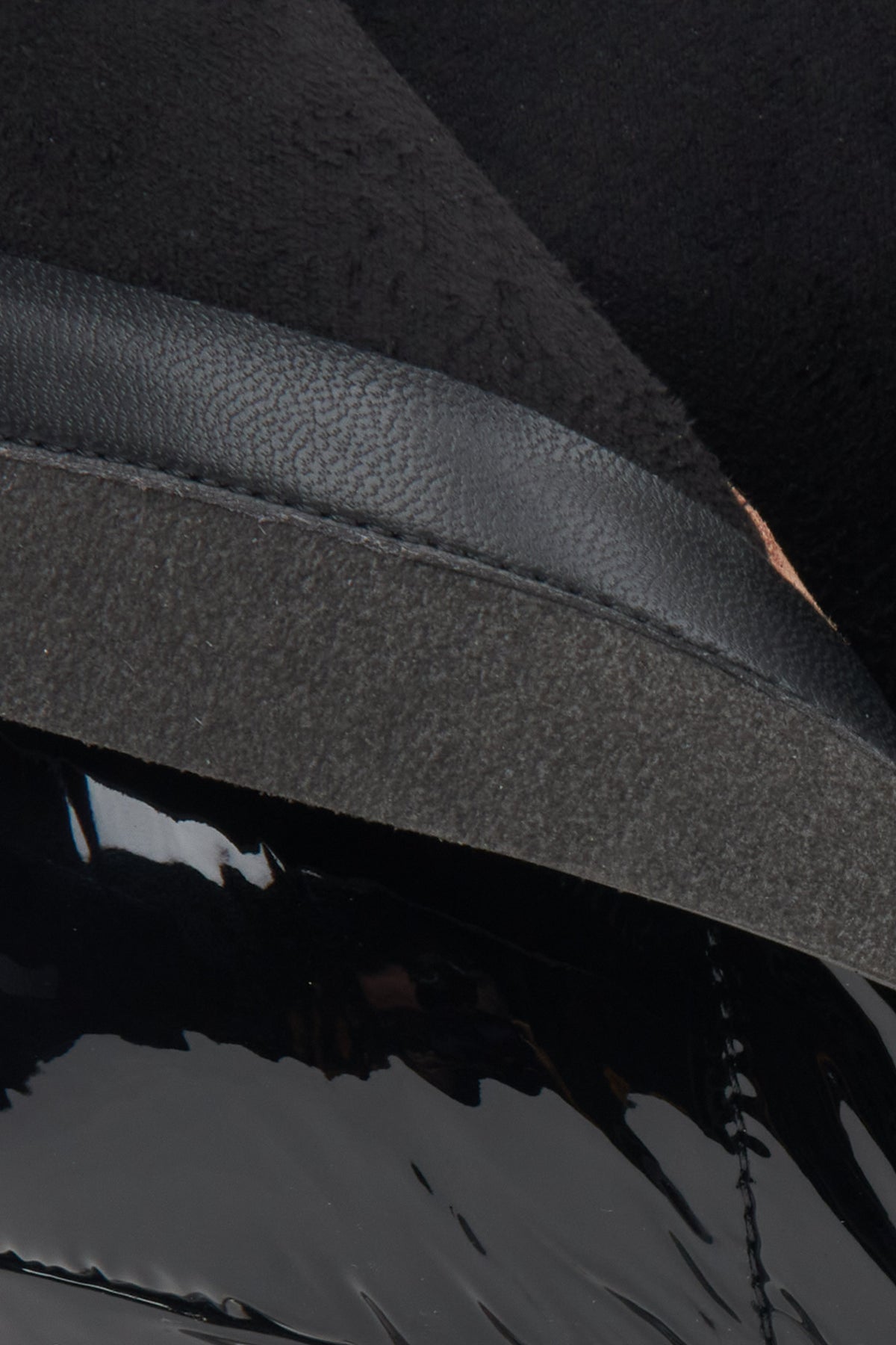Damen-Lederstiefeletten in Schwarz auf Stilettoabsatz von Estro – Nahaufnahme des Innenraums.