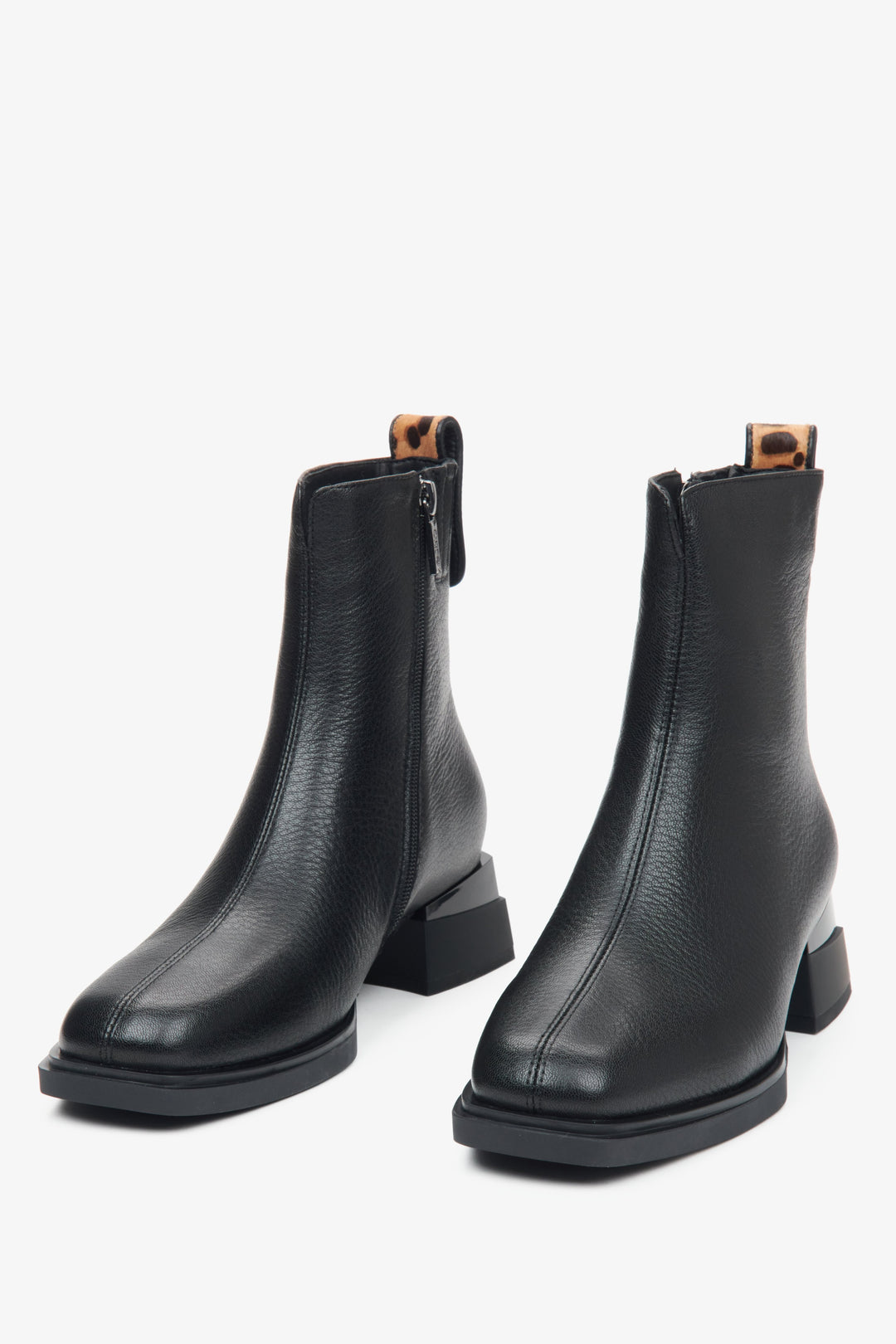 Damen-Lederstiefeletten mit Absatz von Estro – Vorderansicht des Modells.