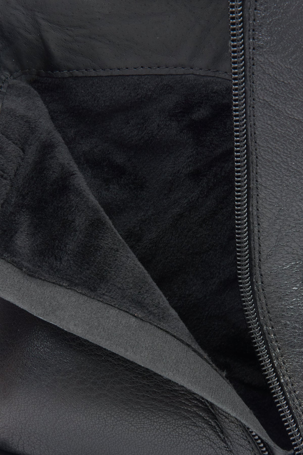 Schwarze Damen-Lederstiefeletten – Nahaufnahme des gefütterten Innenraums.