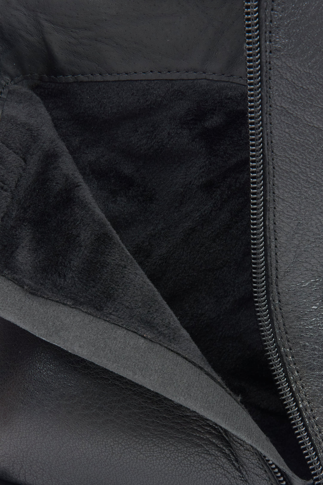 Schwarze Damen-Lederstiefeletten – Nahaufnahme des gefütterten Innenraums.