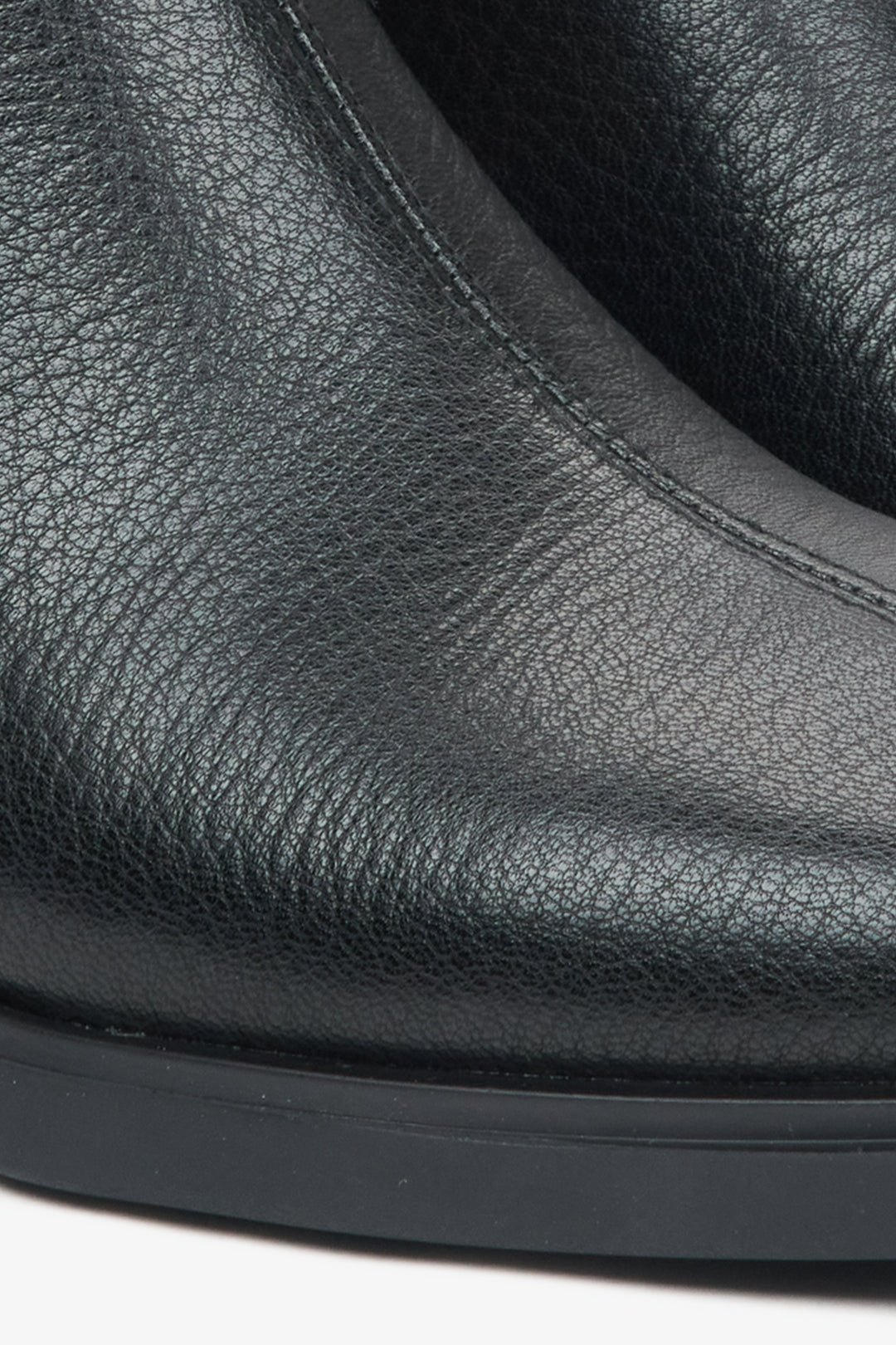 Schwarze Damen-Lederstiefeletten – Nahaufnahme der Lederstruktur.