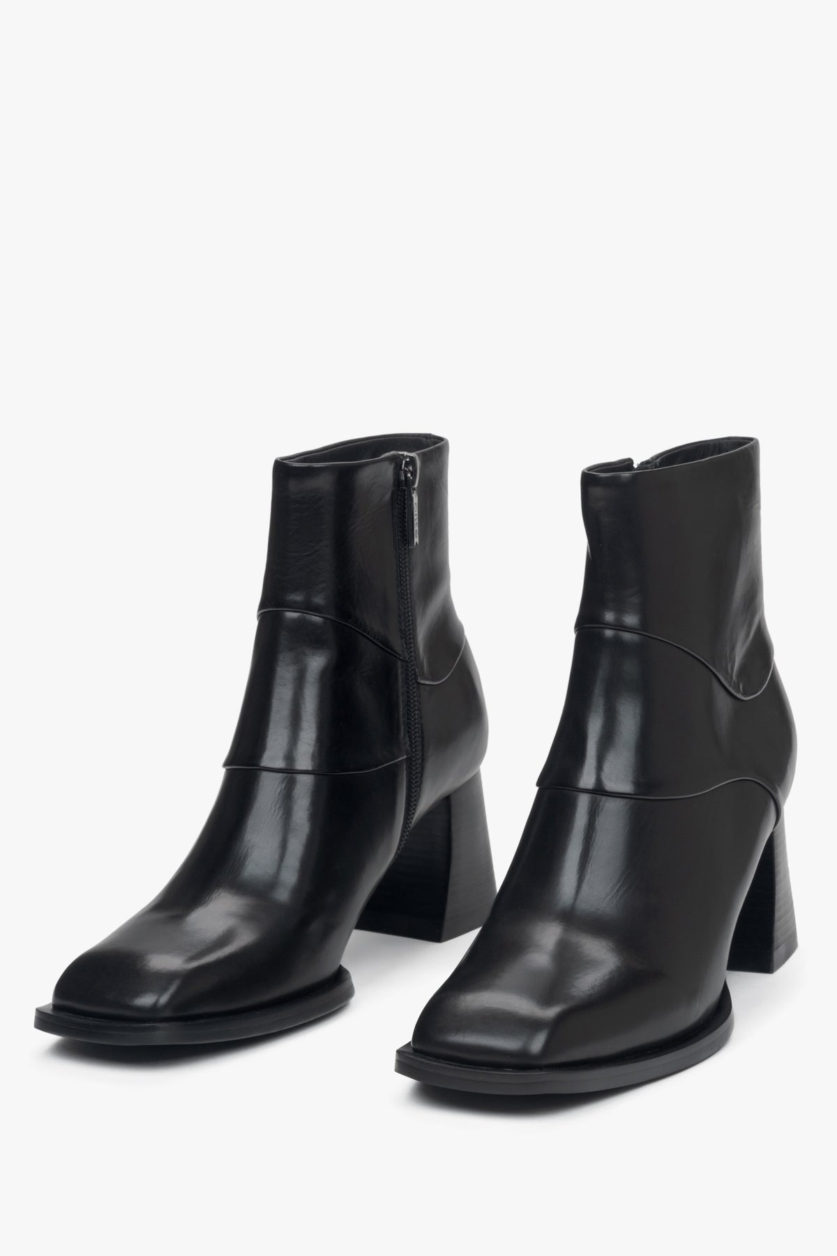 Elegante Damen-Stiefeletten aus schwarzem Naturleder mit stabilem Blockabsatz von Estro – Vorderansicht des Modells.