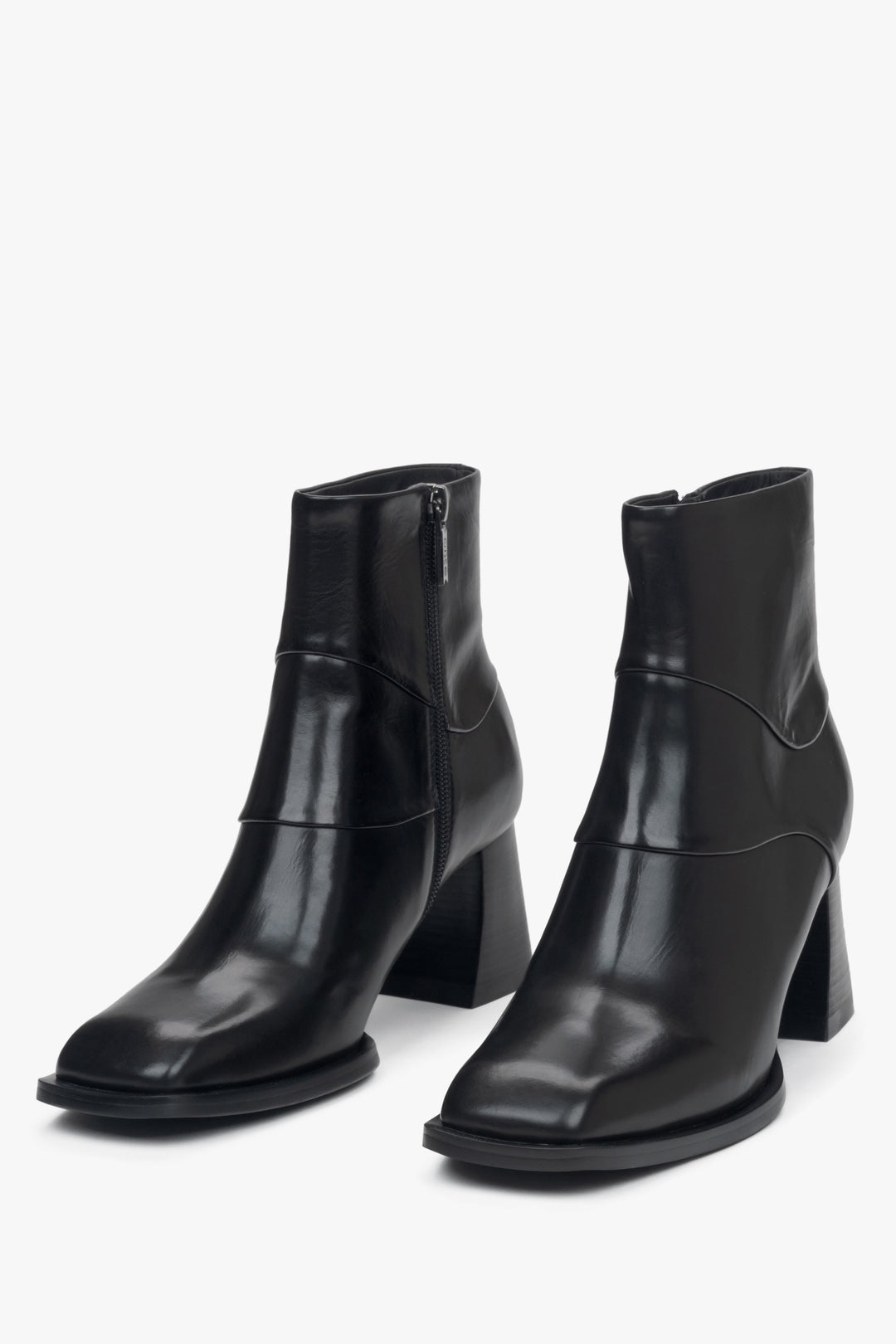 Elegante Damen-Stiefeletten aus schwarzem Naturleder mit stabilem Blockabsatz von Estro – Vorderansicht des Modells.
