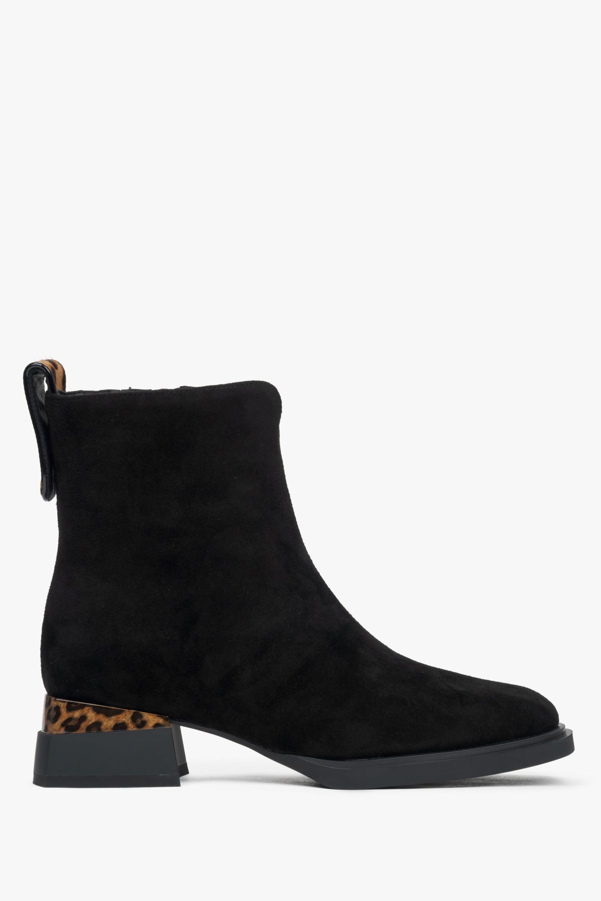 Schwarze Damen-Stiefelette aus Velours mit elegantem Leoparden-Akzent Estro ER00115957.