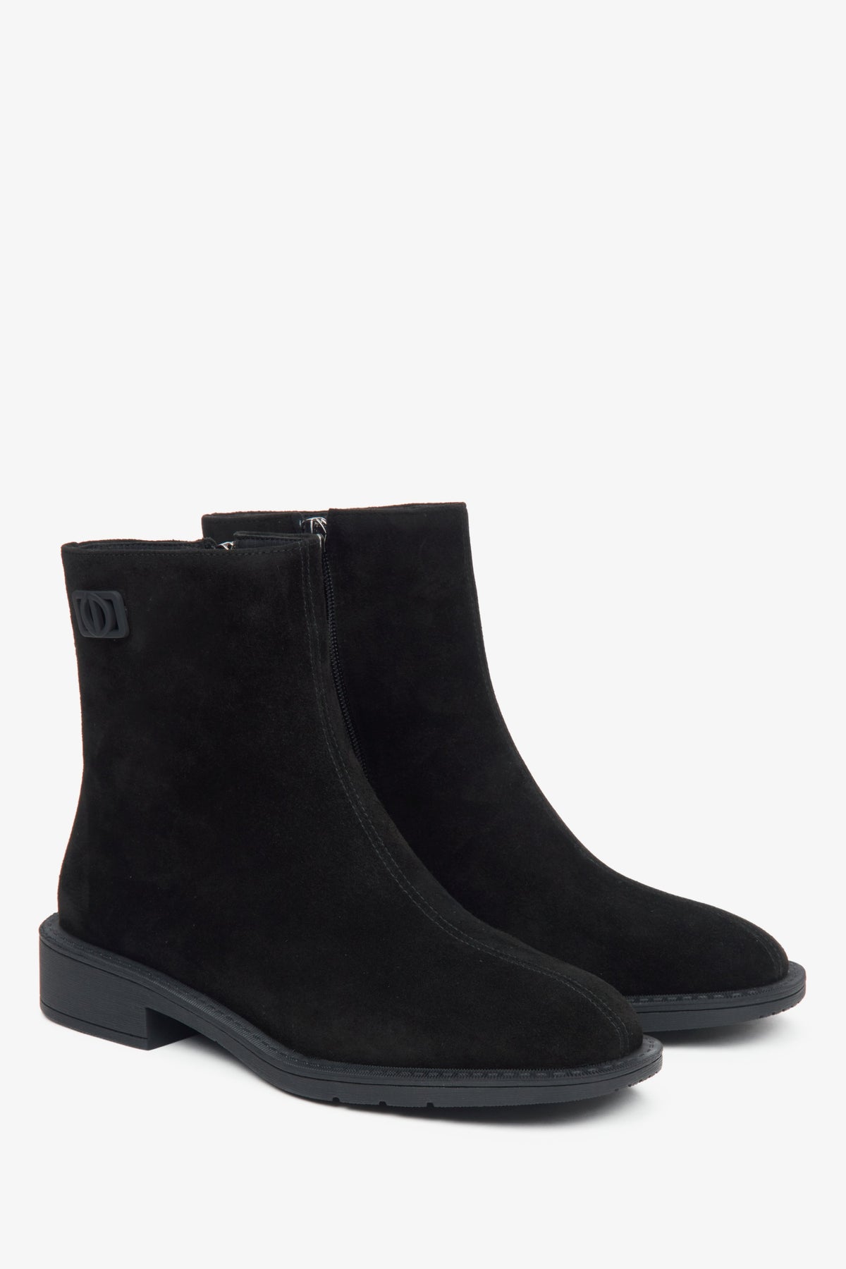 Schwarze Damen-Stiefeletten aus echtem Velours mit leichter Isolierung von Estro – Nahaufnahme der Schuhspitze und der Seitenlinie.
