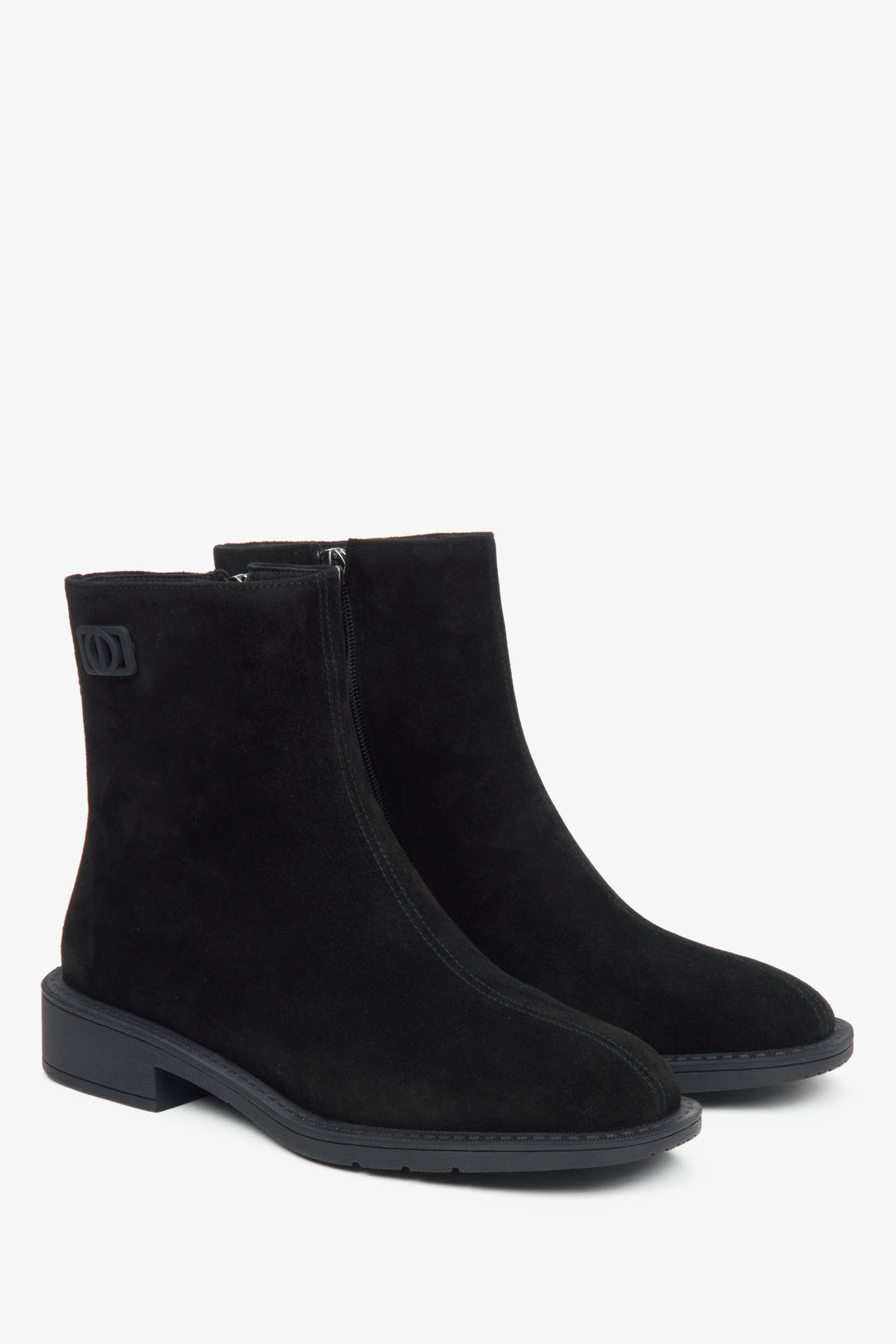 Schwarze Damen-Stiefeletten aus echtem Velours mit leichter Isolierung von Estro – Nahaufnahme der Schuhspitze und der Seitenlinie.