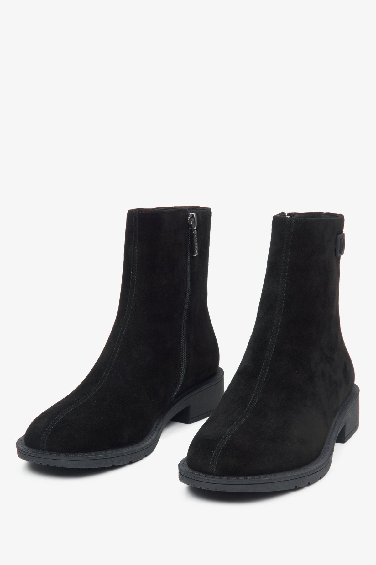 Schwarze Damen-Stiefeletten mit leichter Isolierung aus echtem Velours von Estro – Vorderansicht des Modells.