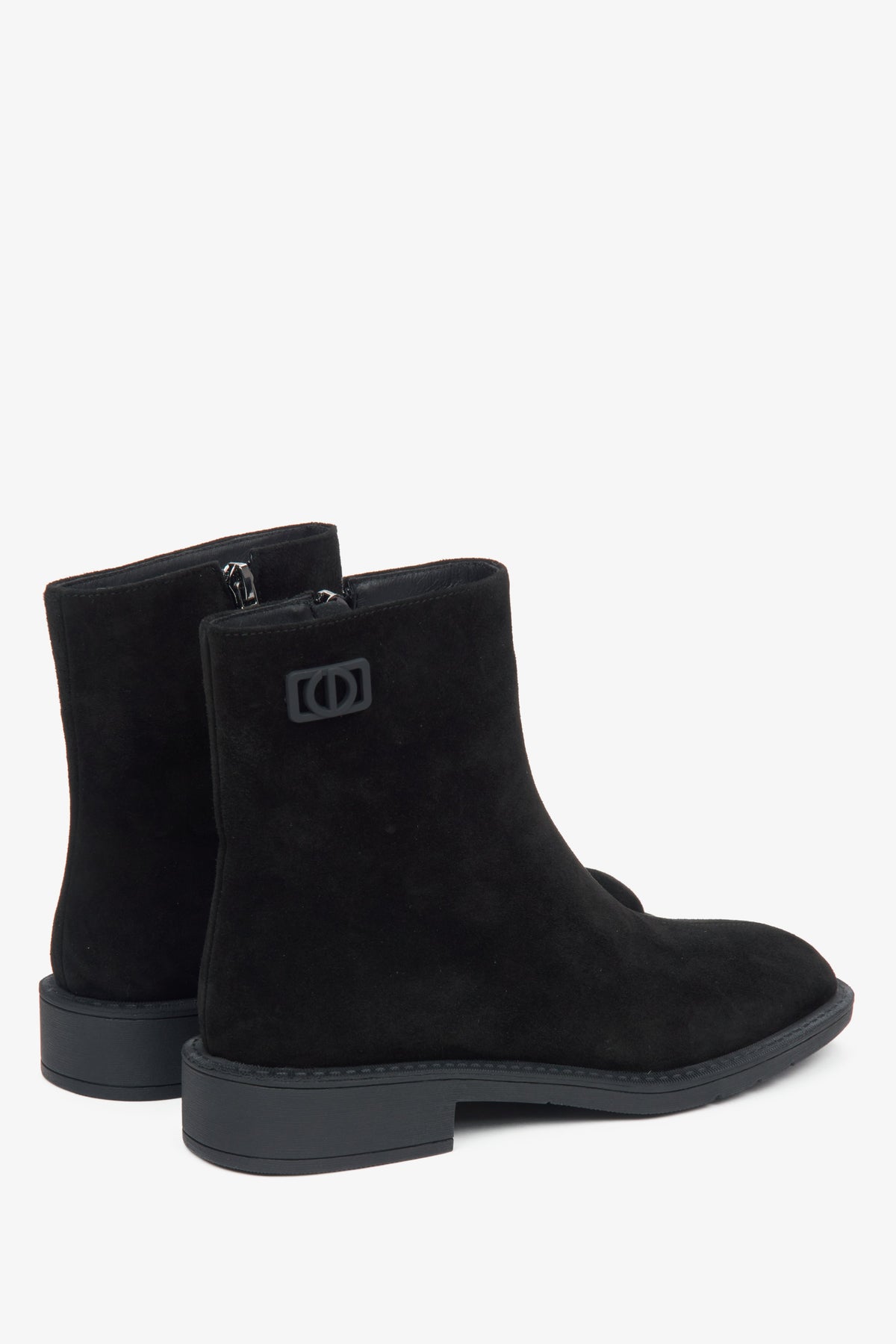 Schwarze Damen-Stiefeletten aus echtem Velours mit leichter Isolierung von Estro – Nahaufnahme der Seitenlinie und des Absatzes.