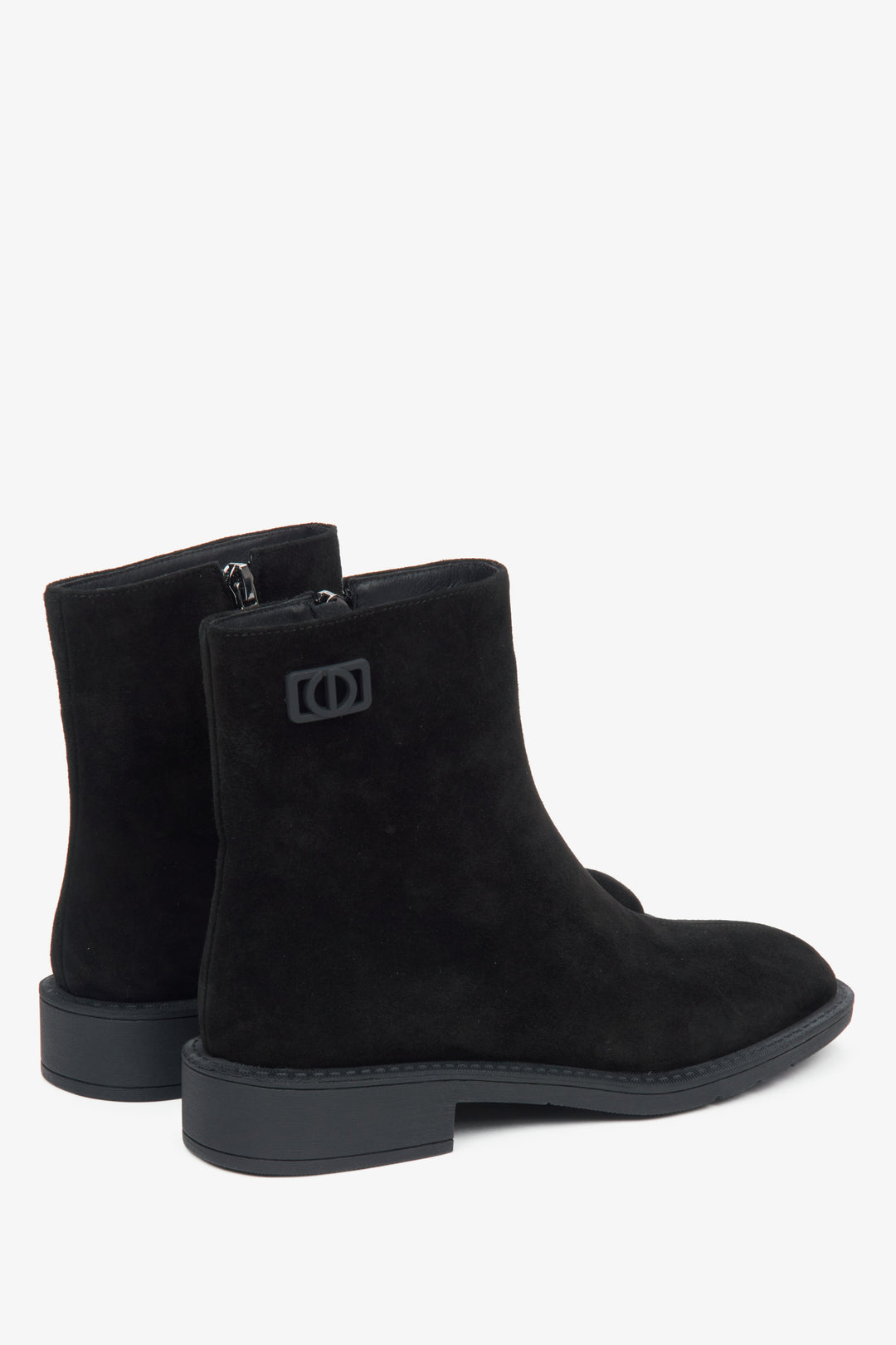 Schwarze Damen-Stiefeletten aus echtem Velours mit leichter Isolierung von Estro – Nahaufnahme der Seitenlinie und des Absatzes.