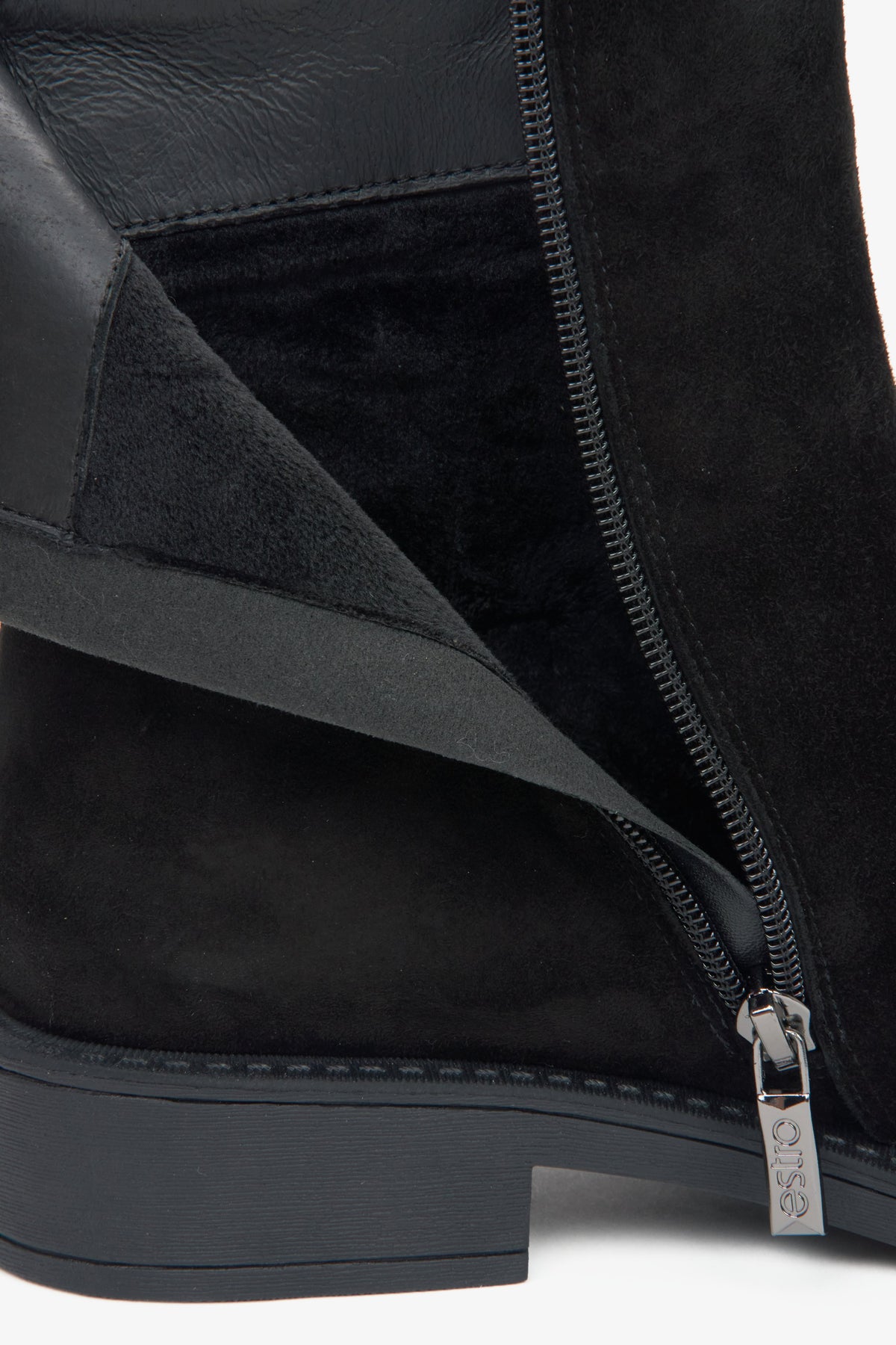 Damen-Stiefeletten in Schwarz aus echtem Velours mit leichter Isolierung von Estro – Nahaufnahme des Innenraums des Modells.