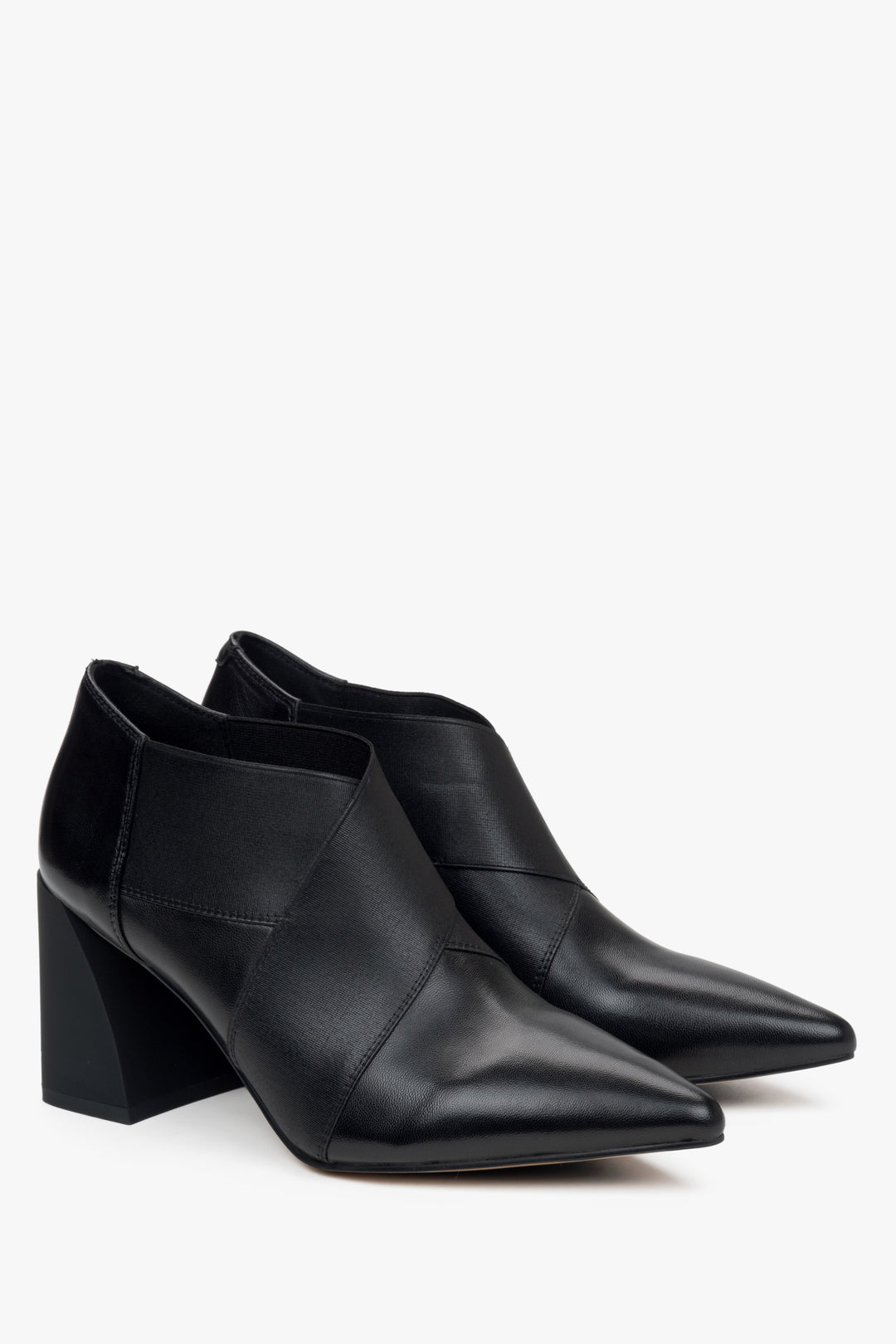 Niedrige Damen-Stiefeletten in Schwarz mit spitzer Kappe und stabilem Blockabsatz – Nahaufnahme des Seitenprofils der Schuhe.
