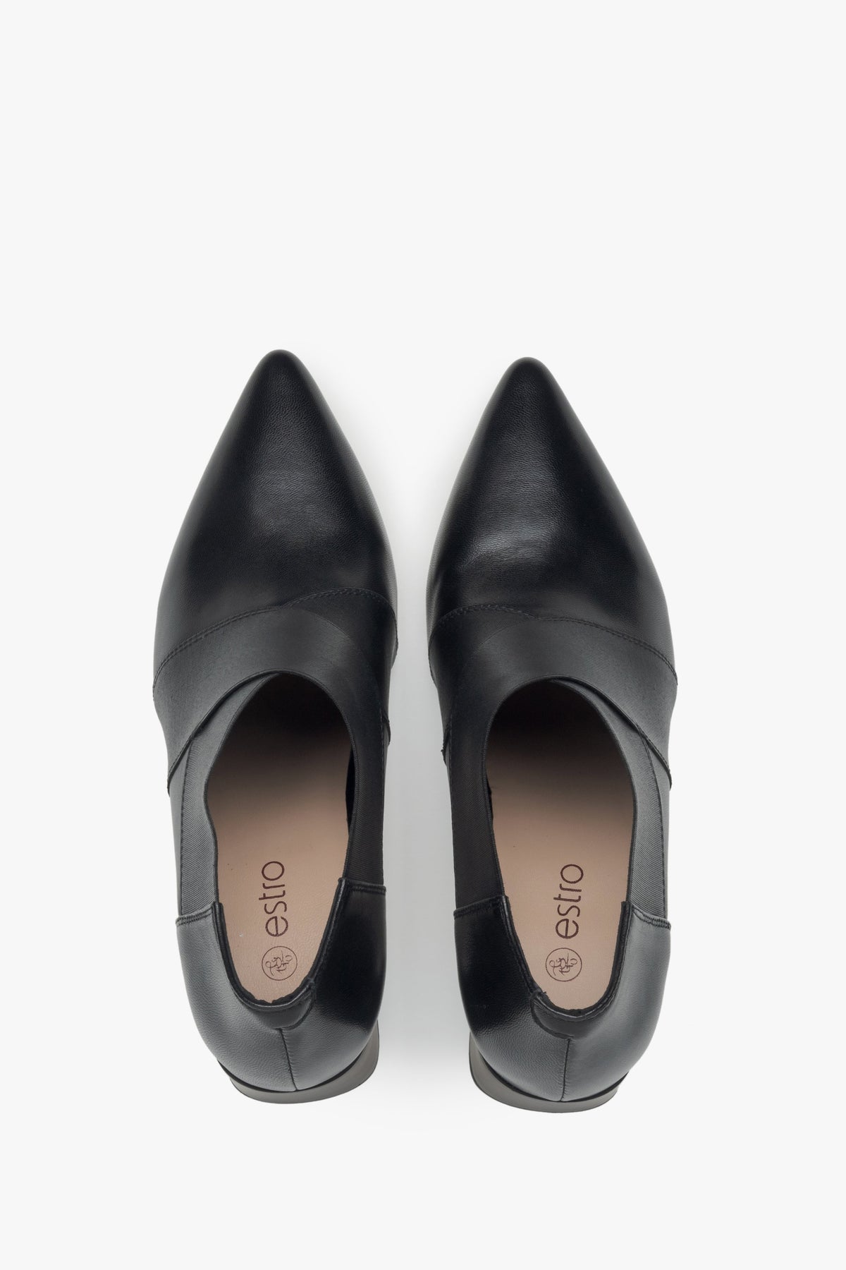 Schwarze Damen-Stiefeletten in Low-Top-Form mit spitzer Kappe und stabilem Blockabsatz – Draufsicht.
