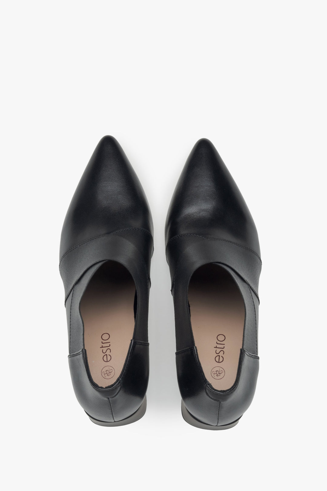 Schwarze Damen-Stiefeletten in Low-Top-Form mit spitzer Kappe und stabilem Blockabsatz – Draufsicht.