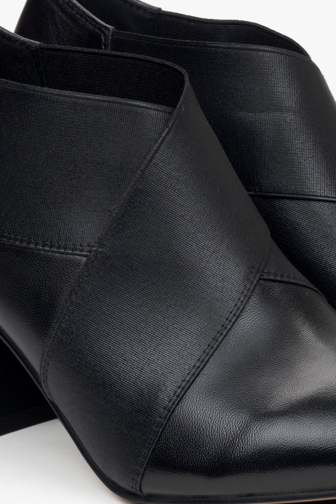 Niedrige schwarze Damen-Stiefeletten mit spitzer Kappe und stabilem Blockabsatz – Nahaufnahme der Details.