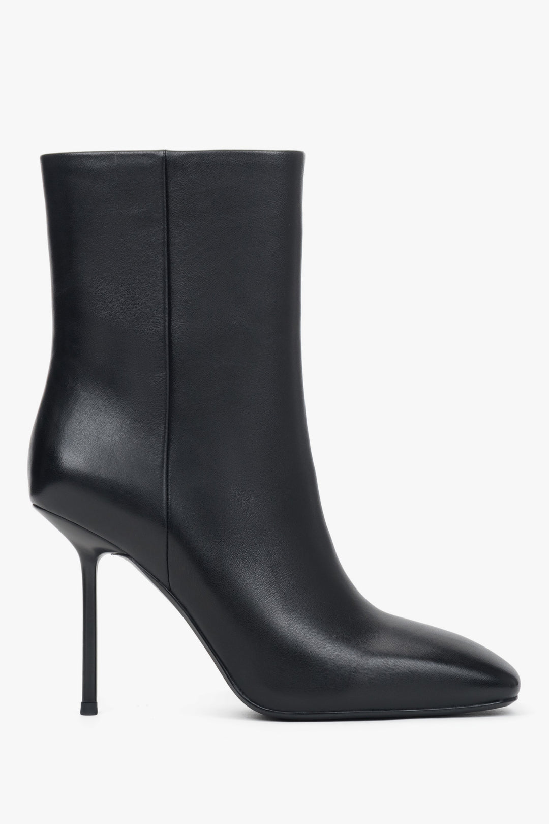 Flache Seitenansicht der eleganten Stiletto-Stiefelette