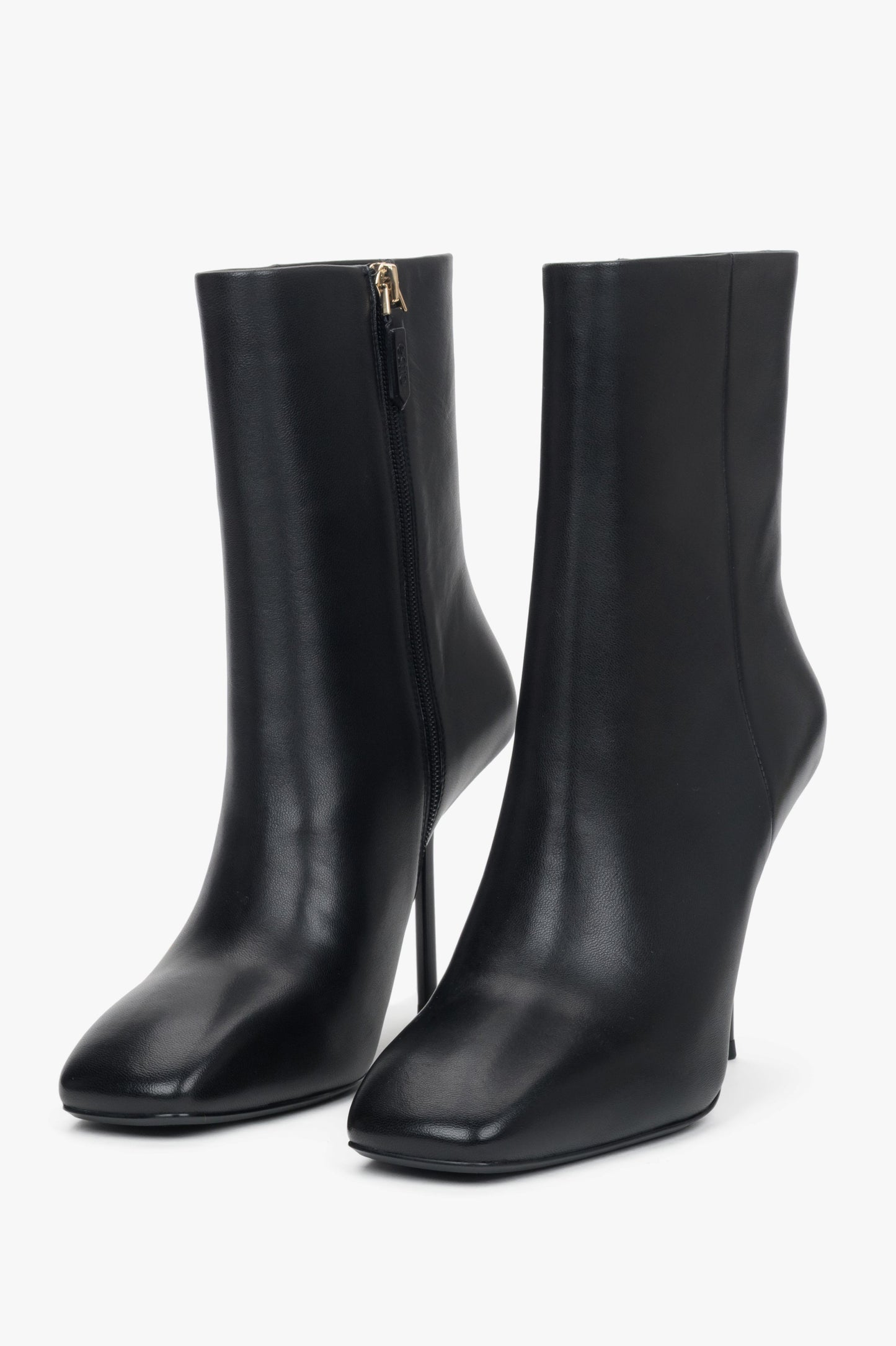 Klassische Schrägansicht der schwarzen Leder-Stiefeletten 