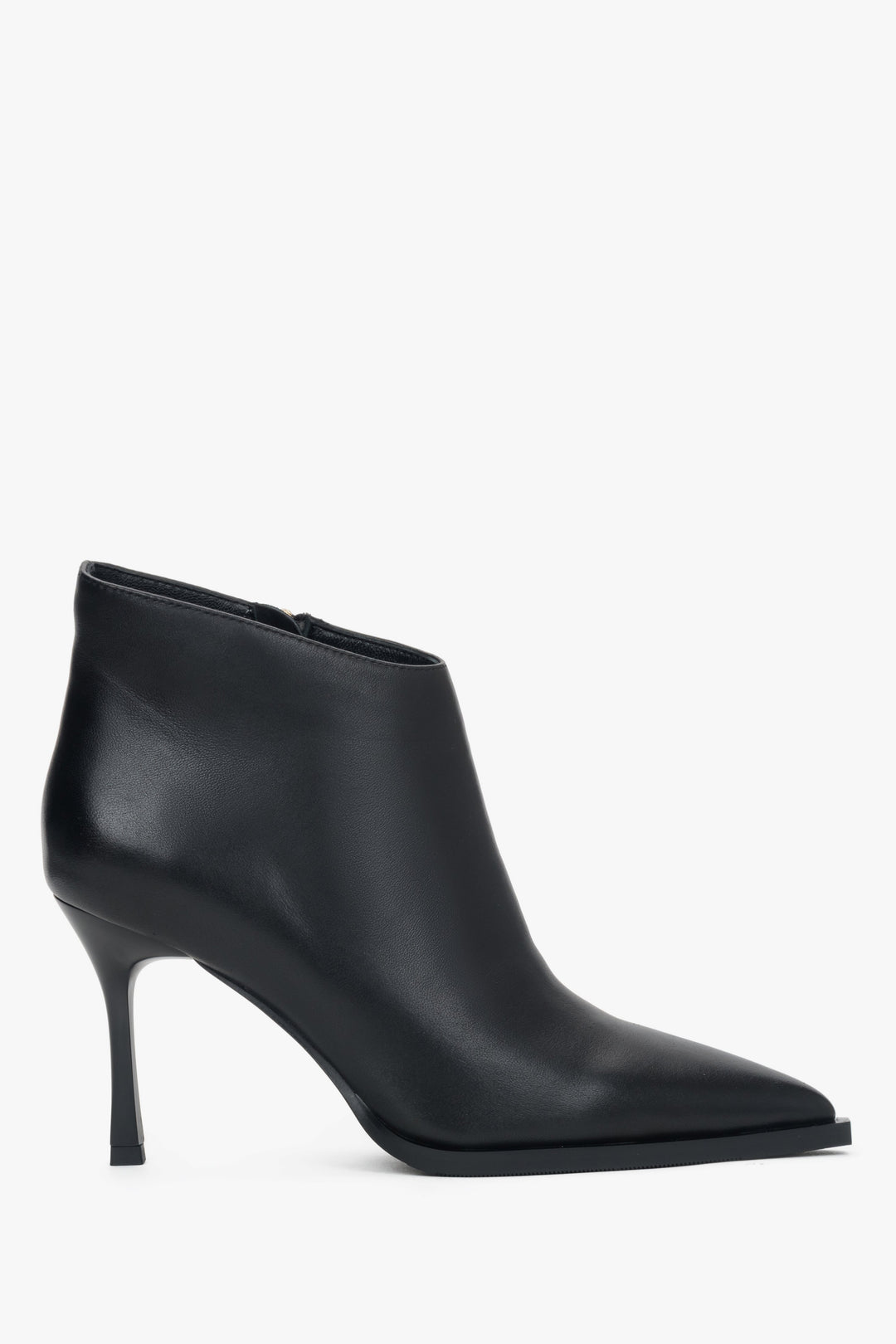 Ansicht eines einzelnen Stiefels mit Fokus auf den schlanken Stiletto-Absatz 