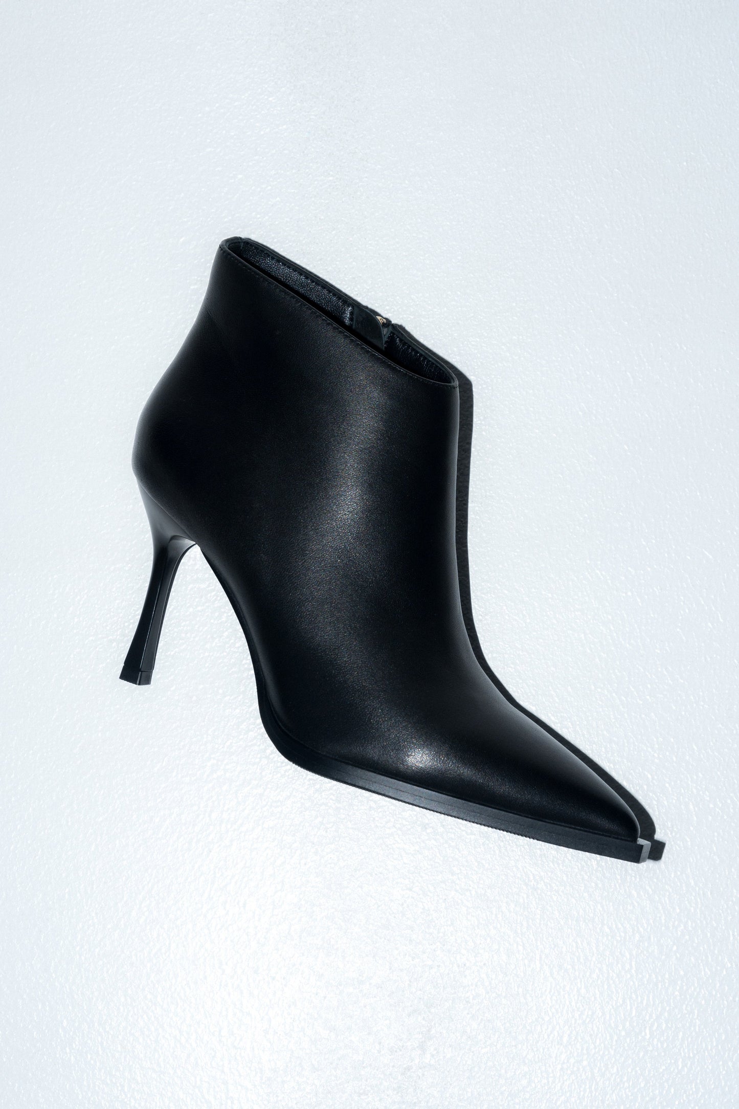 Flache Profilansicht der Außenseite der schwarzen Echtleder-Stiefelette 