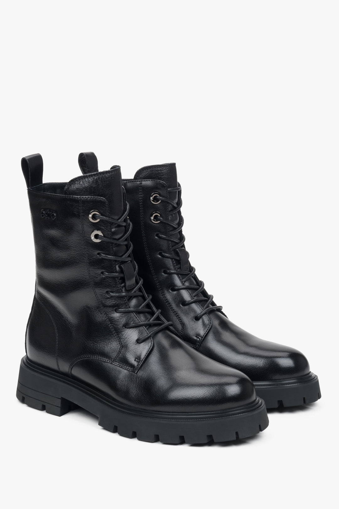 Schrägansicht des Paares der schwarzen Damen-Stiefeletten aus Echtleder mit Schnürung