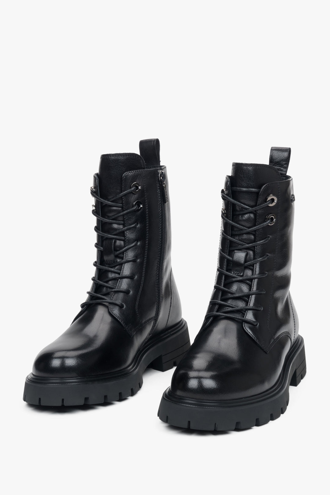 Frontale Ansicht der schwarzen Winterboots zur Veranschaulichung der markanten Silhouette