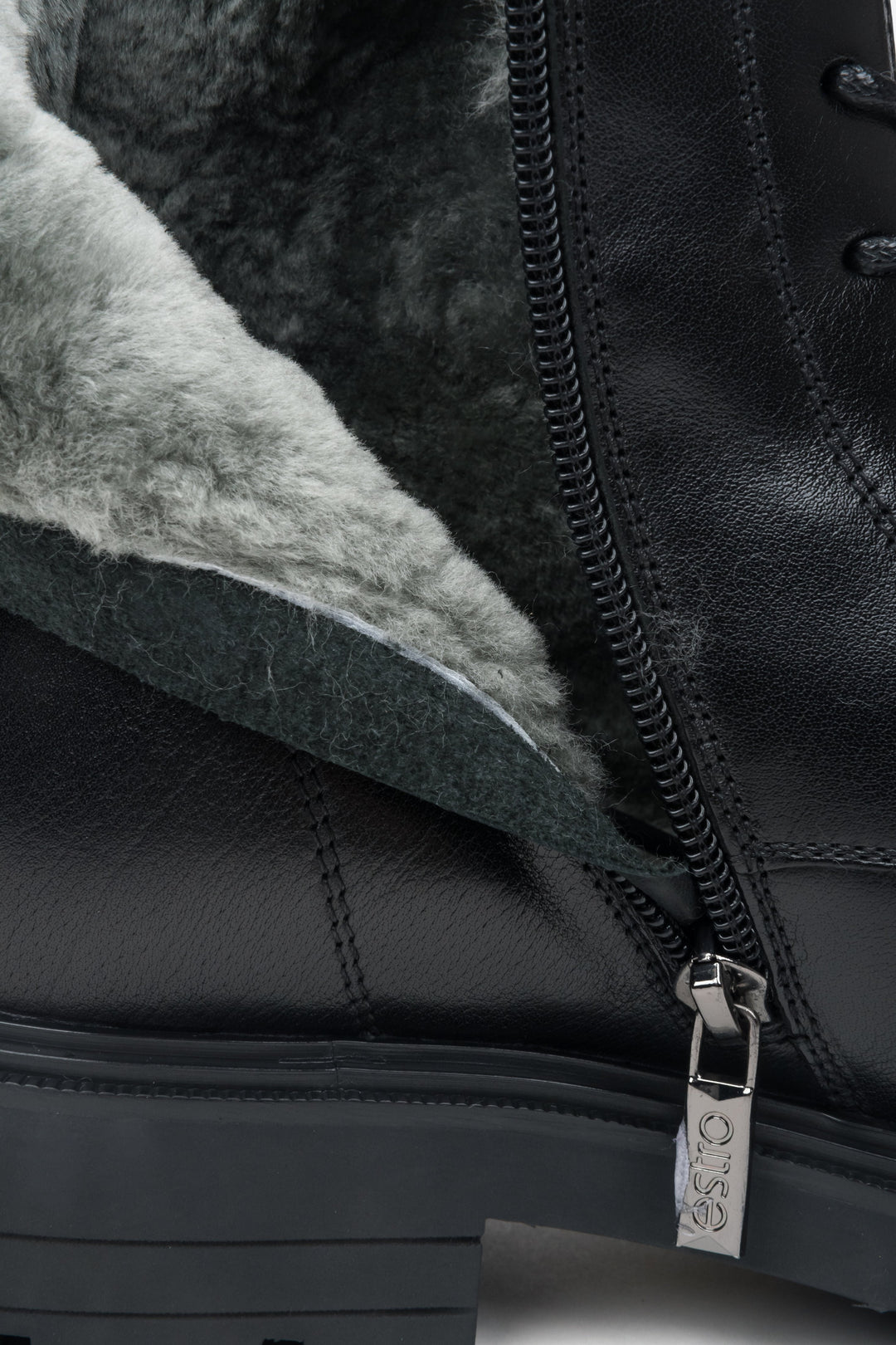 Detailaufnahme des geöffneten seitlichen Reißverschlusses und des wärmenden 100% Naturfell-Futters