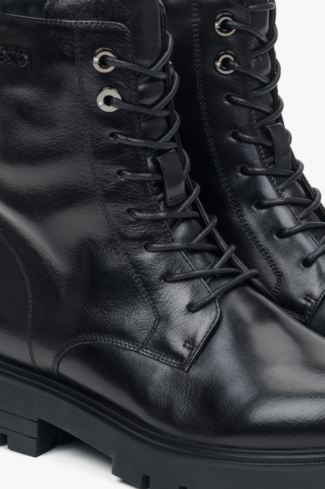 Nahaufnahme der Schnürung und des weichen Leder-Schafts der schwarzen Damen-Boots