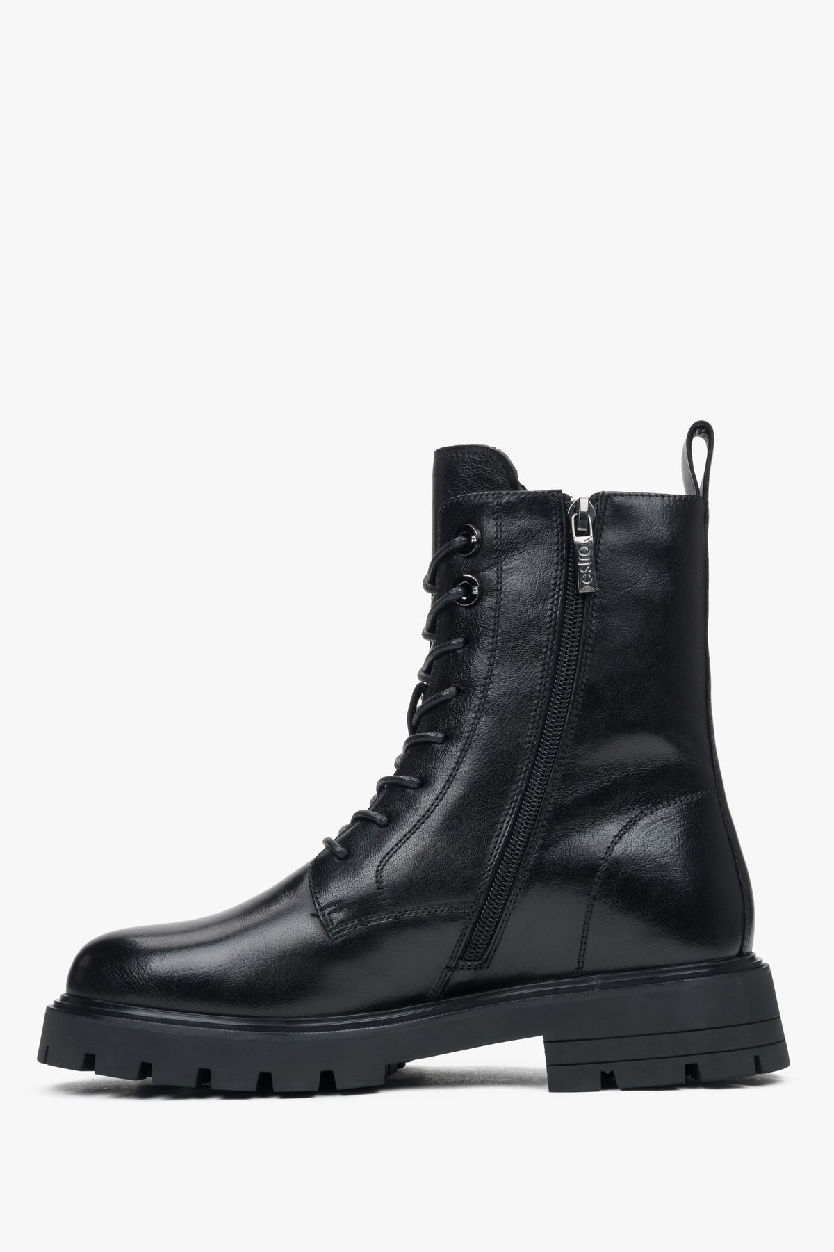 Profil der Leder-Stiefelette mit bequemer Plateausohle und Blockabsatz