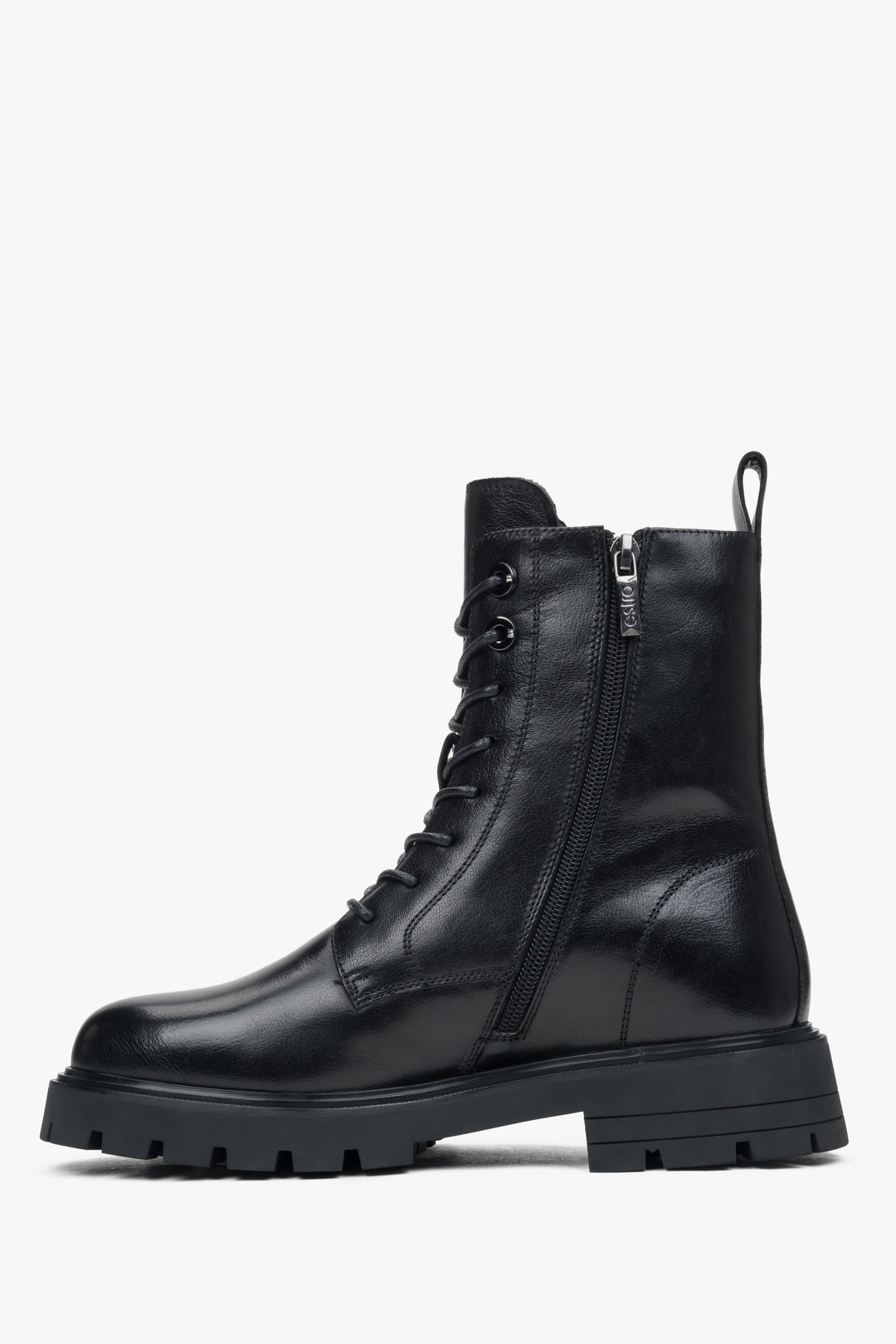 Profil der Leder-Stiefelette mit bequemer Plateausohle und Blockabsatz