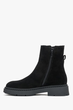Flaches Seitenprofil der schwarzen Damen-Stiefeletten mit flacher TR-Gummisohle