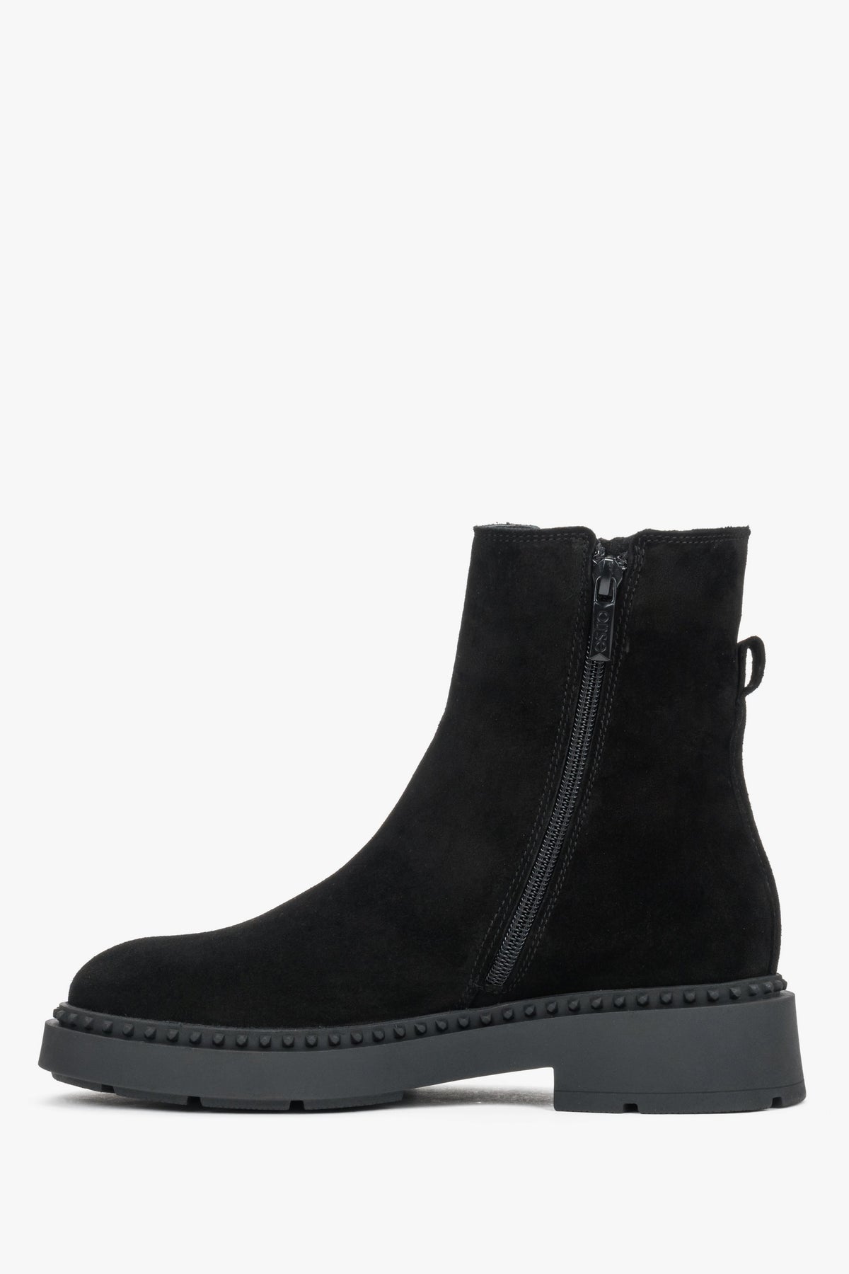 Flaches Seitenprofil der schwarzen Damen-Stiefeletten mit flacher TR-Gummisohle