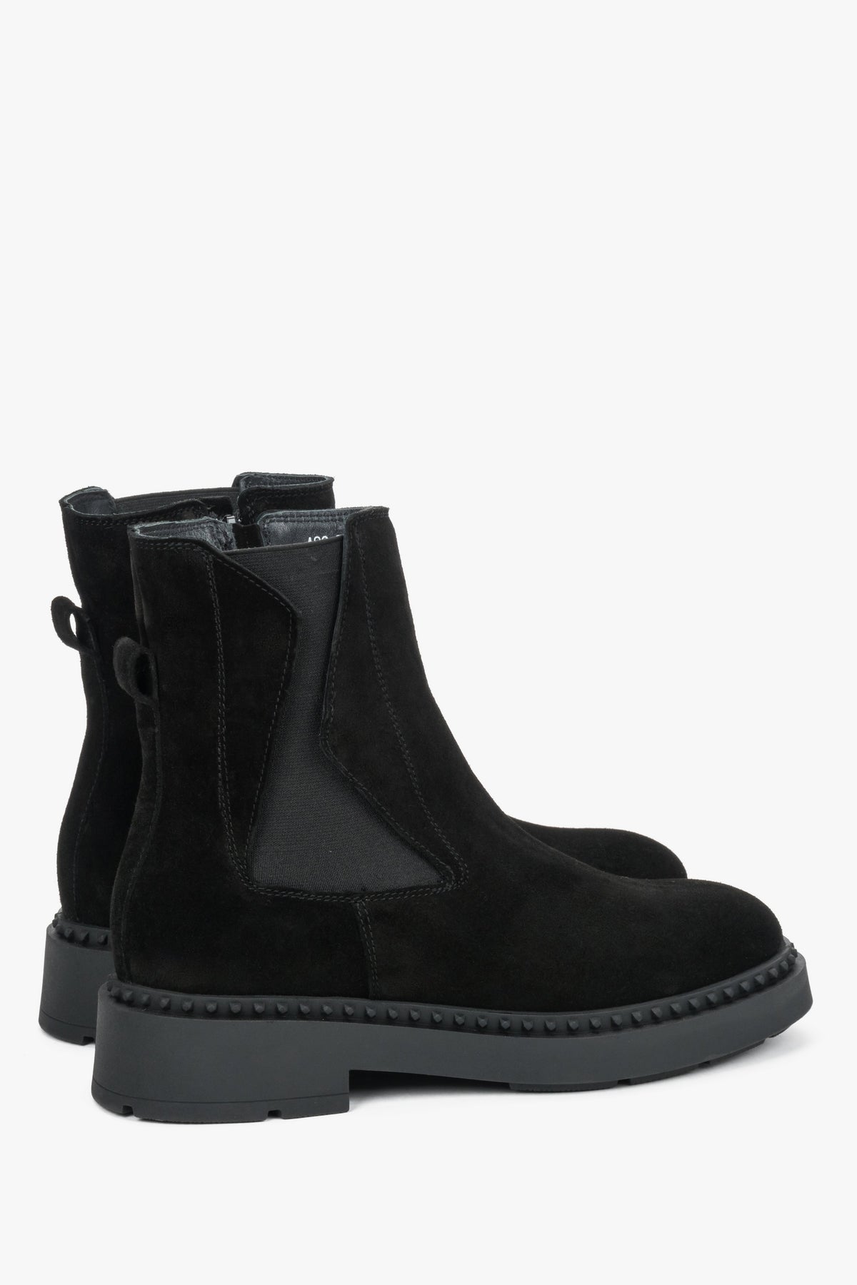 Rückwärtige Ansicht der schwarzen Stiefeletten mit Zugschlaufe an der Ferse