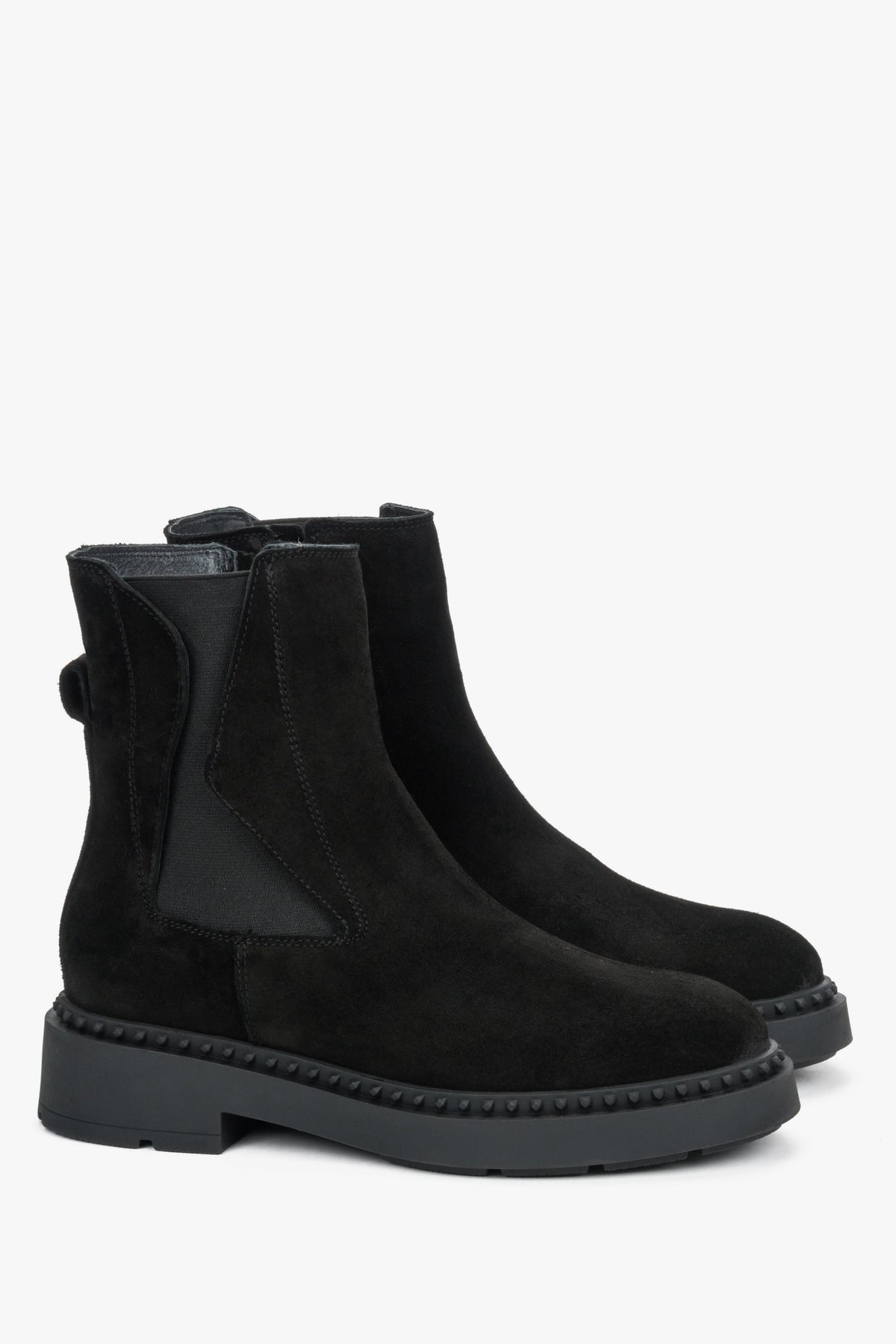 Seitliche Perspektive des Paares schwarzer Velours-Stiefeletten von Estro