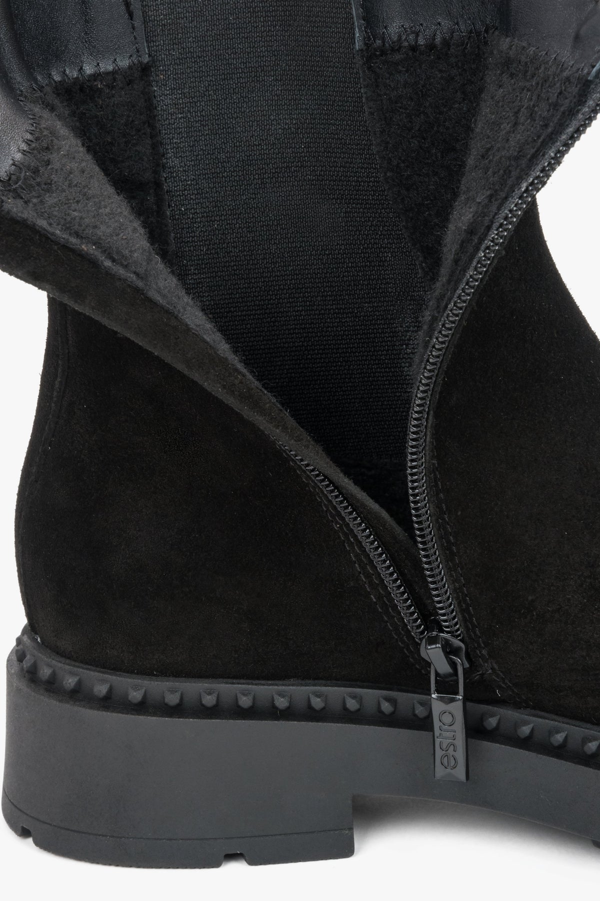 Detailaufnahme des geöffneten Reißverschlusses an der Innenseite der schwarzen Stiefeletten