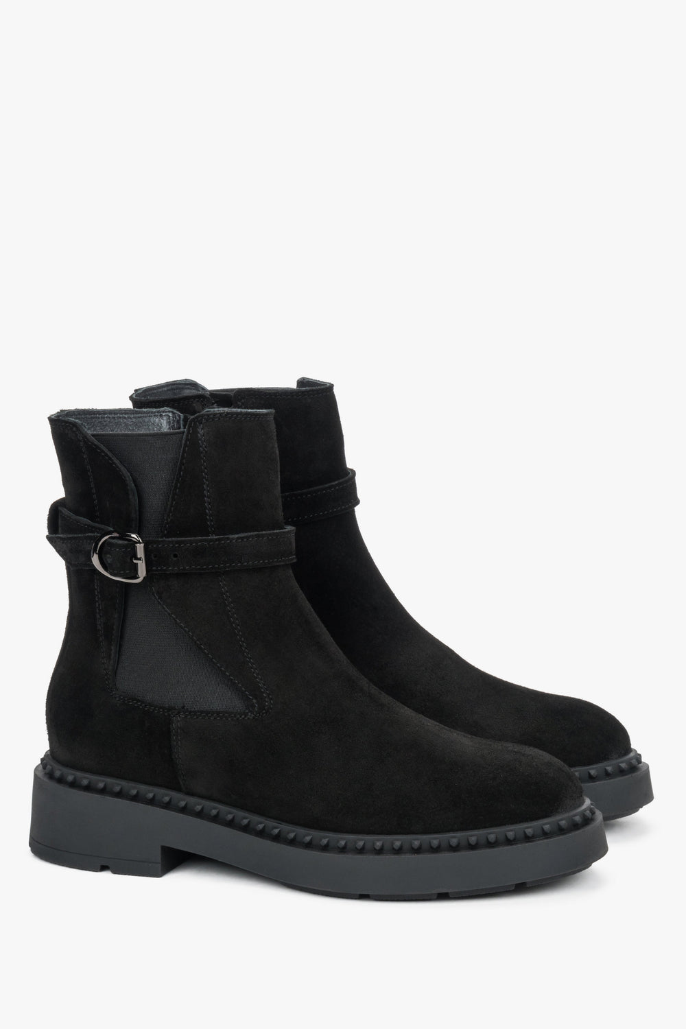 Schräge Frontalansicht der schwarzen Velours-Stiefeletten mit dekorativem Riemen