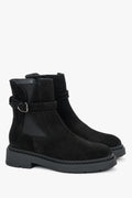 Schräge Frontalansicht der schwarzen Velours-Stiefeletten mit dekorativem Riemen