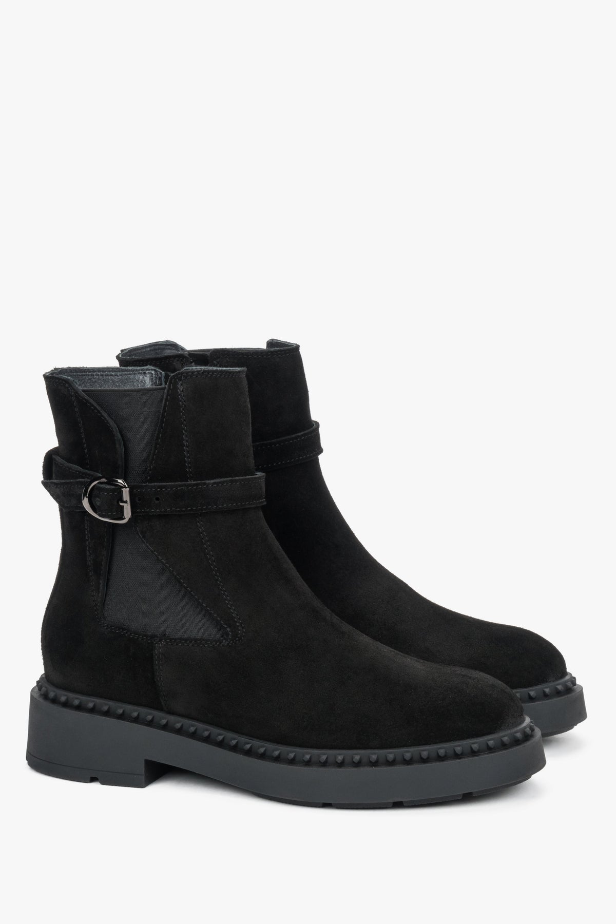 Schräge Frontalansicht der schwarzen Velours-Stiefeletten mit dekorativem Riemen