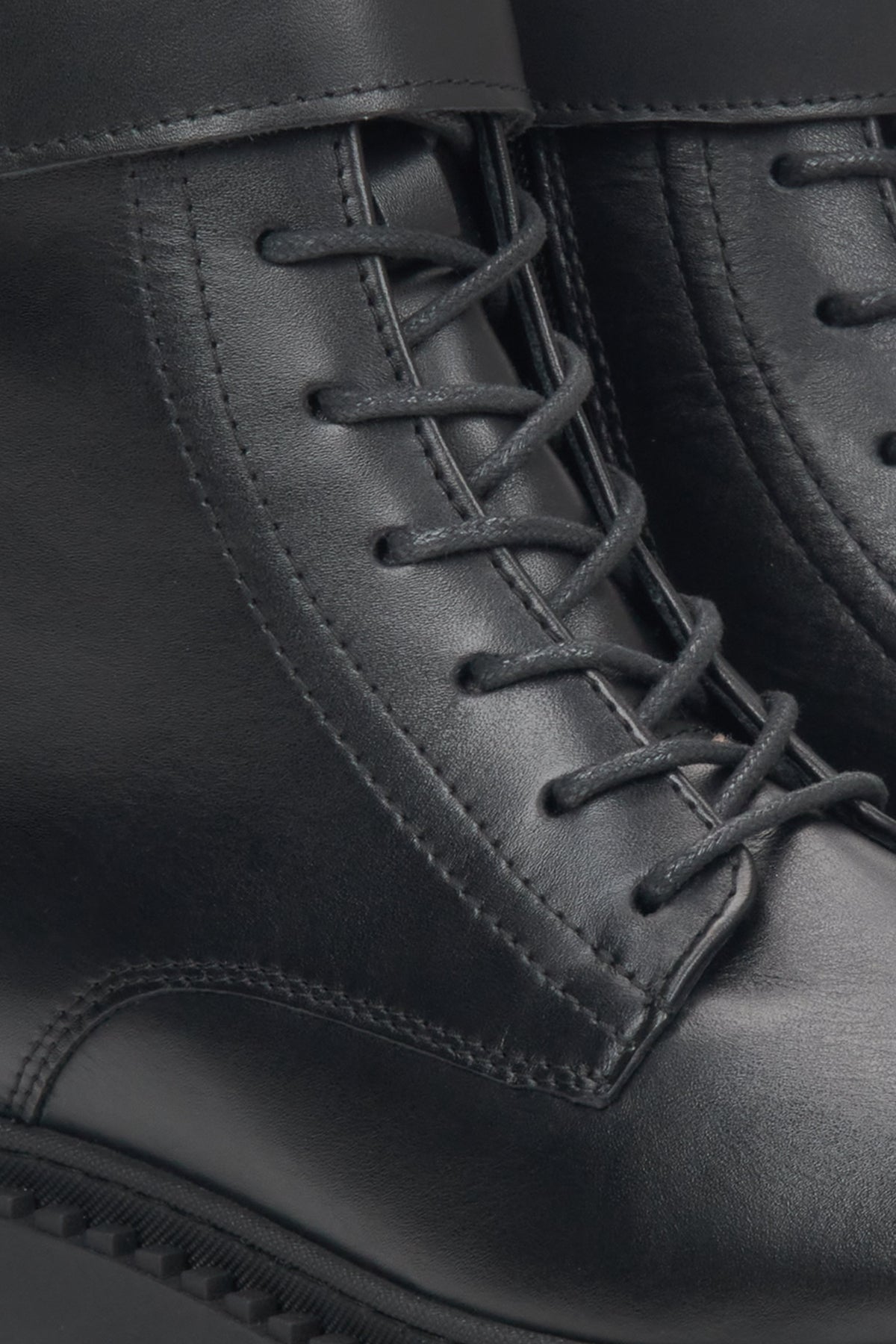 Schwarze Leder-Stiefeletten von Estro – Details.