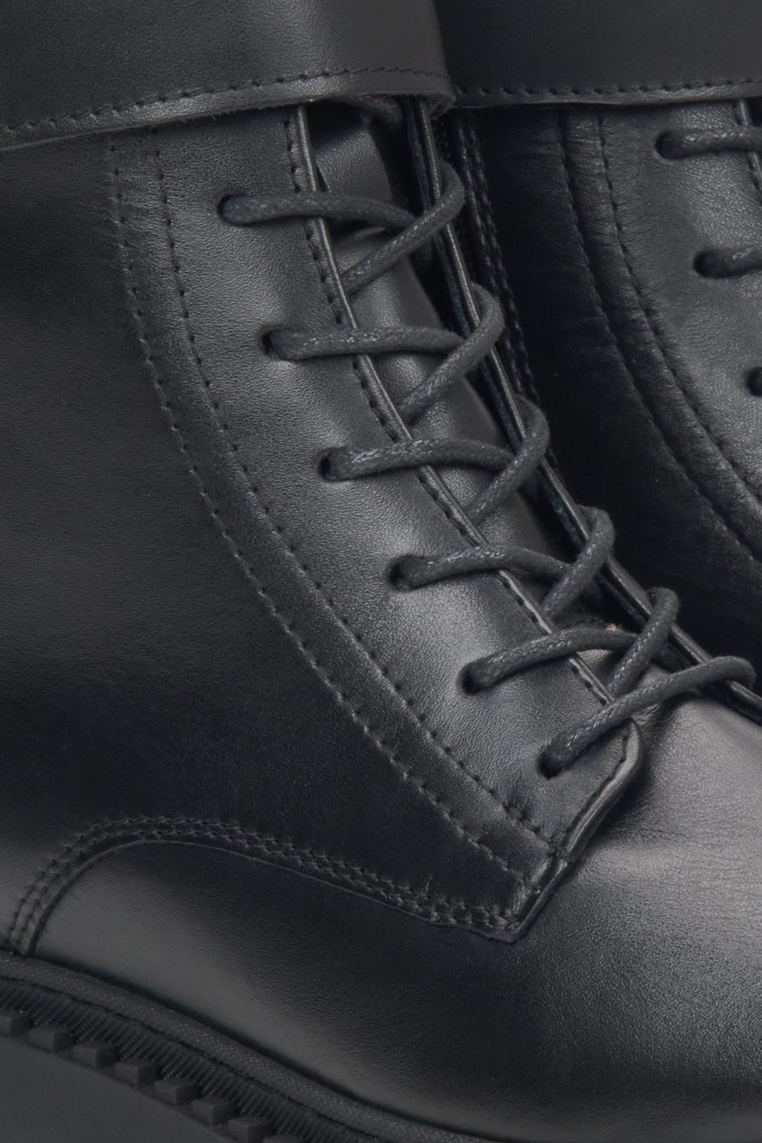 Schwarze Leder-Stiefeletten von Estro – Details.