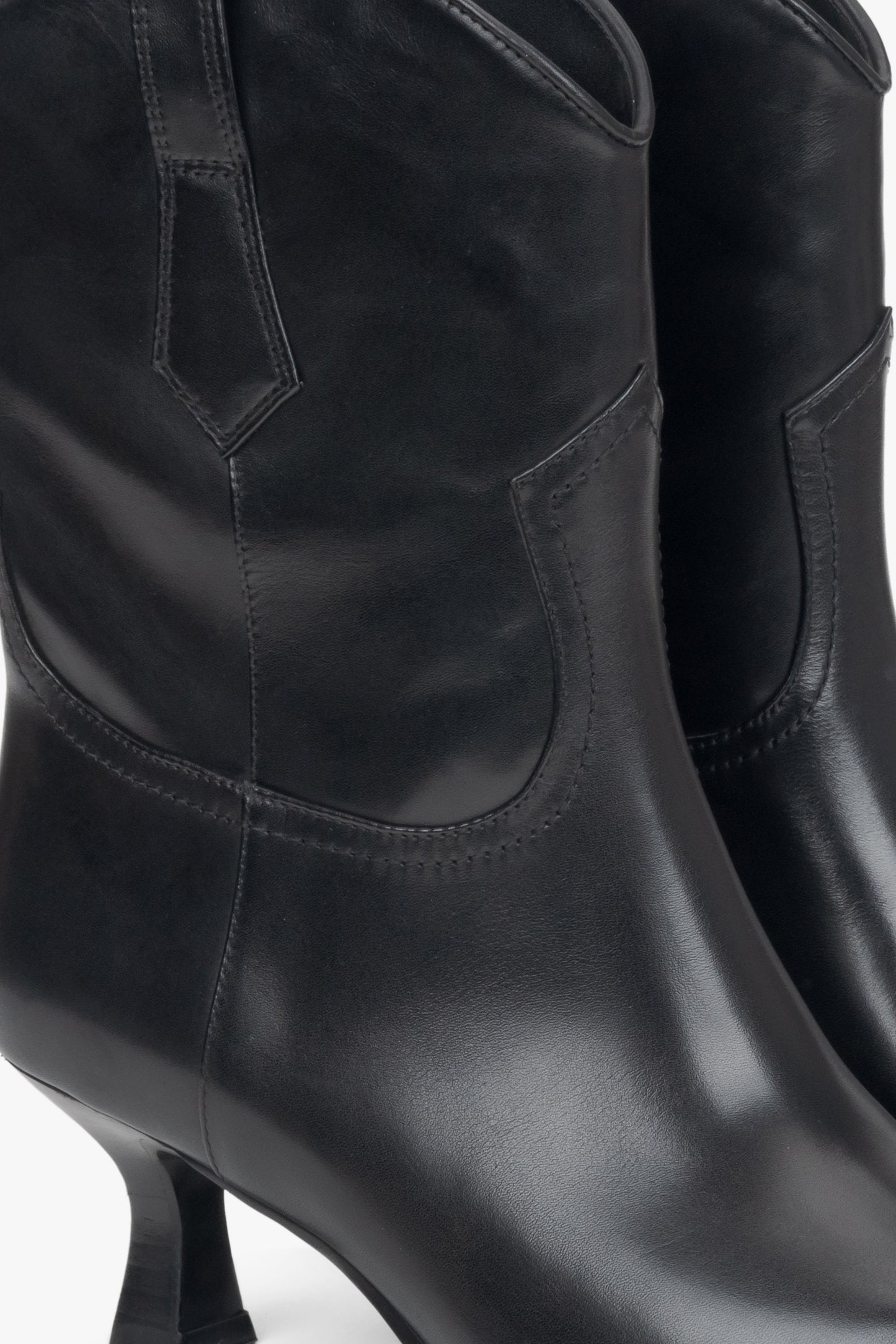 Modische schwarze Stiefeletten mit spitzem Zehenbereich, Estro ER00116136