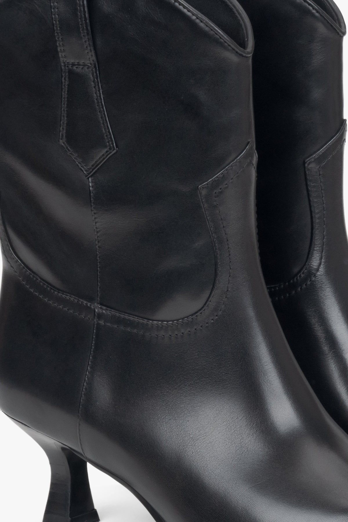 Modische schwarze Stiefeletten mit spitzem Zehenbereich, Estro ER00116136