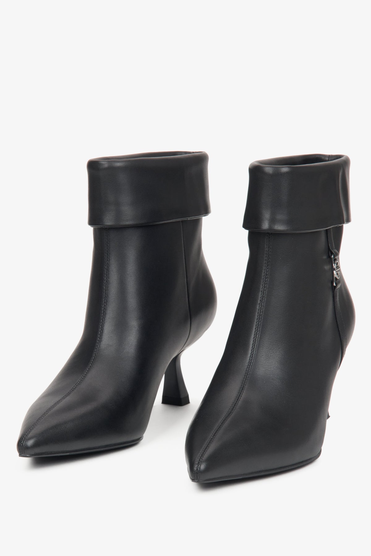 Schwarze Damenstiefeletten aus Leder mit niedrigem Absatz, entworfen von Estro.