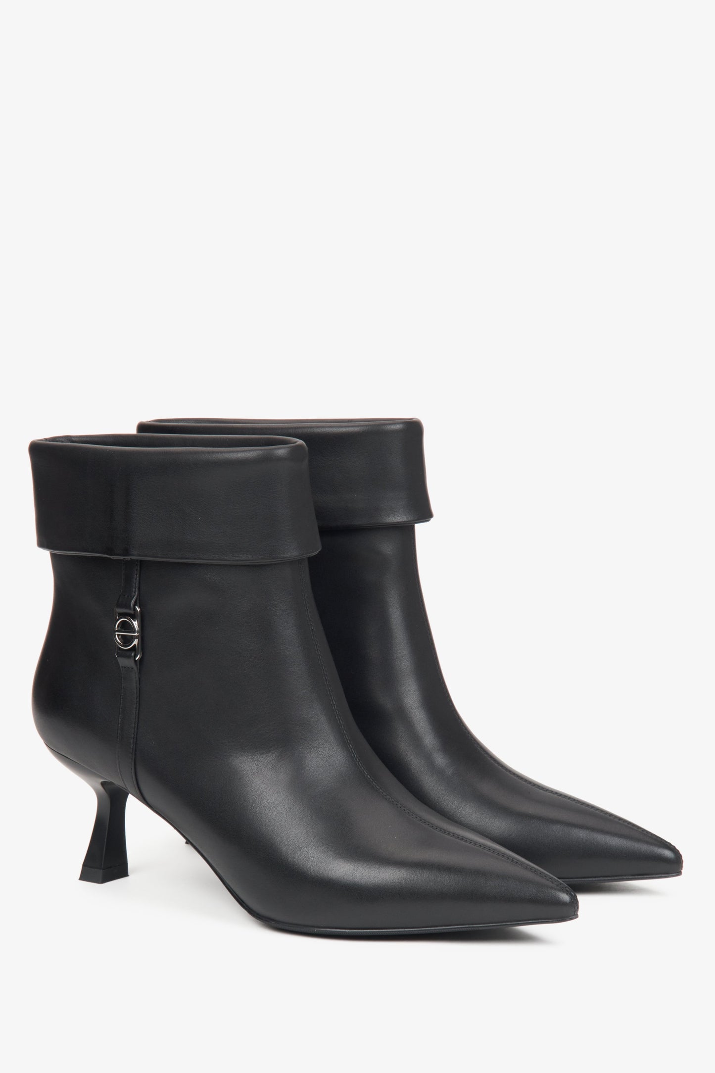 Schwarze Damenstiefeletten von Estro aus Leder mit niedrigem Absatz.