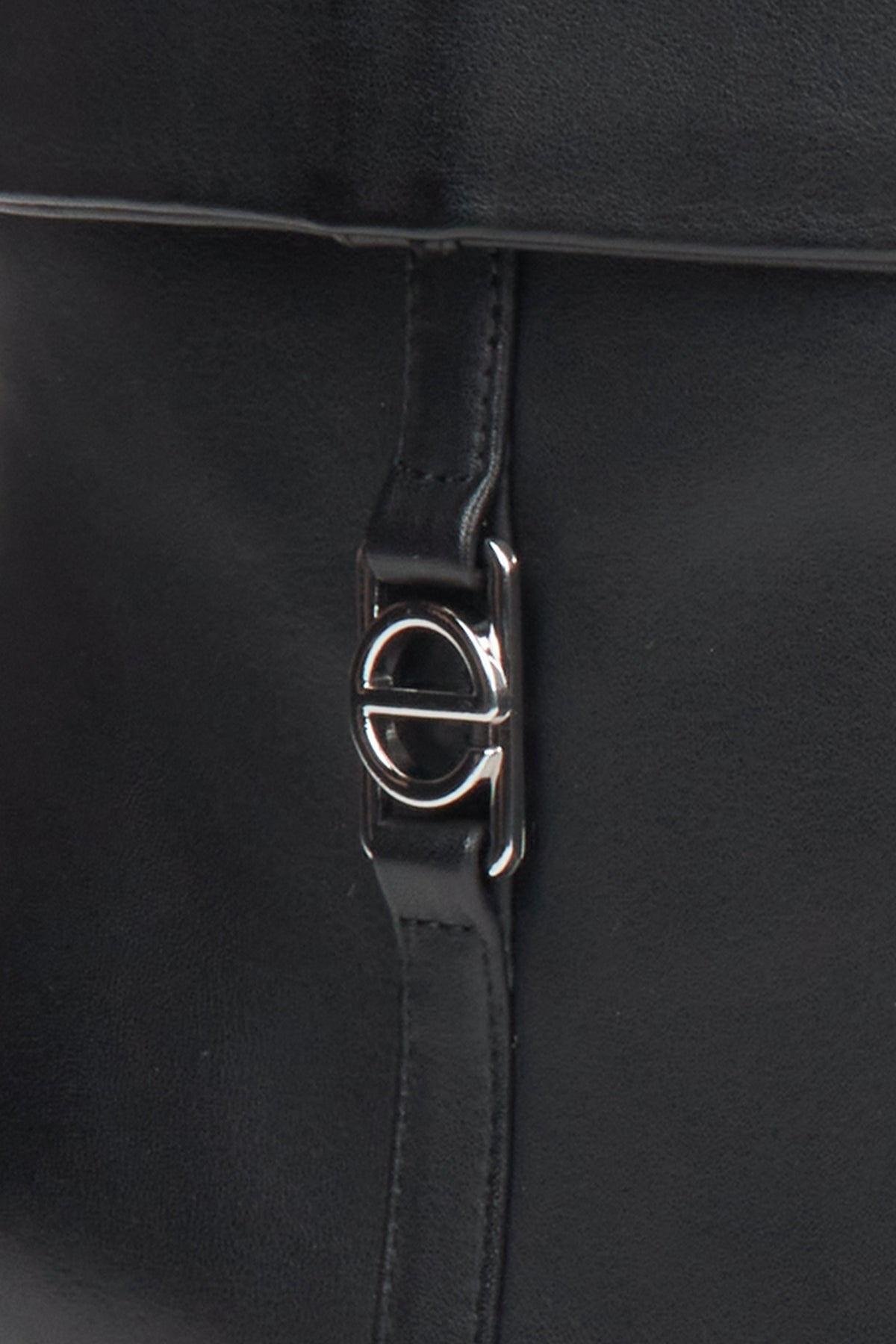 Stylische Damenstiefeletten aus schwarzem Leder mit niedrigem Absatz von Estro – Details.