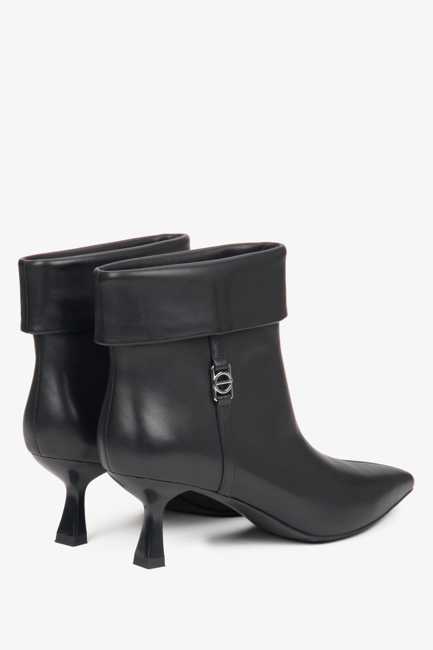 Damenstiefeletten von Estro aus glattem, schwarzem Leder mit niedrigem Absatz.