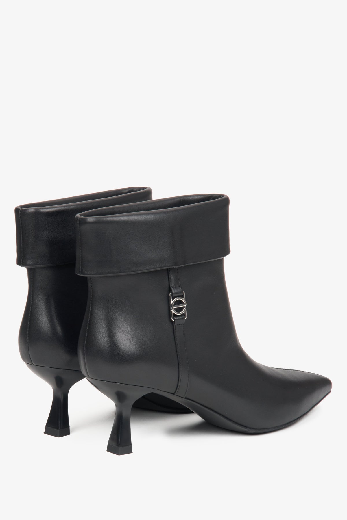 Damenstiefeletten von Estro aus glattem, schwarzem Leder mit niedrigem Absatz.