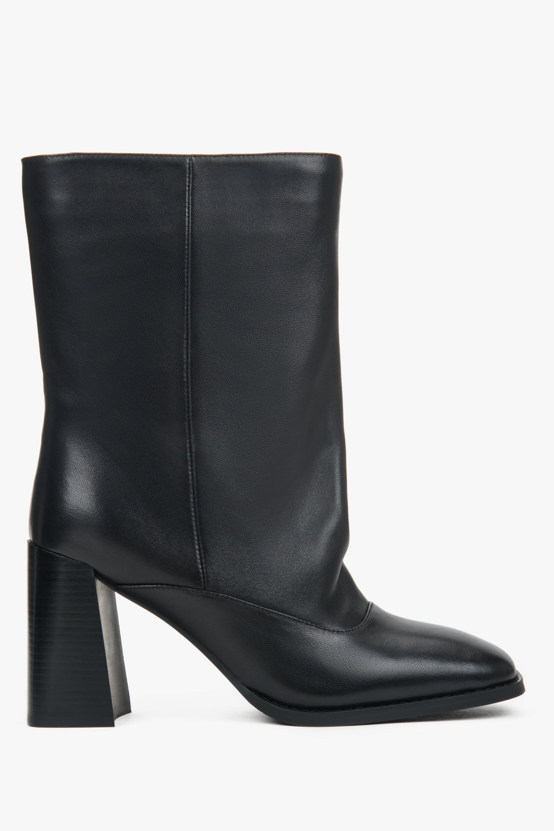 Flache Profilansicht der Innenseite der schwarzen Leder-Stiefelette mit cleaner Linienführung